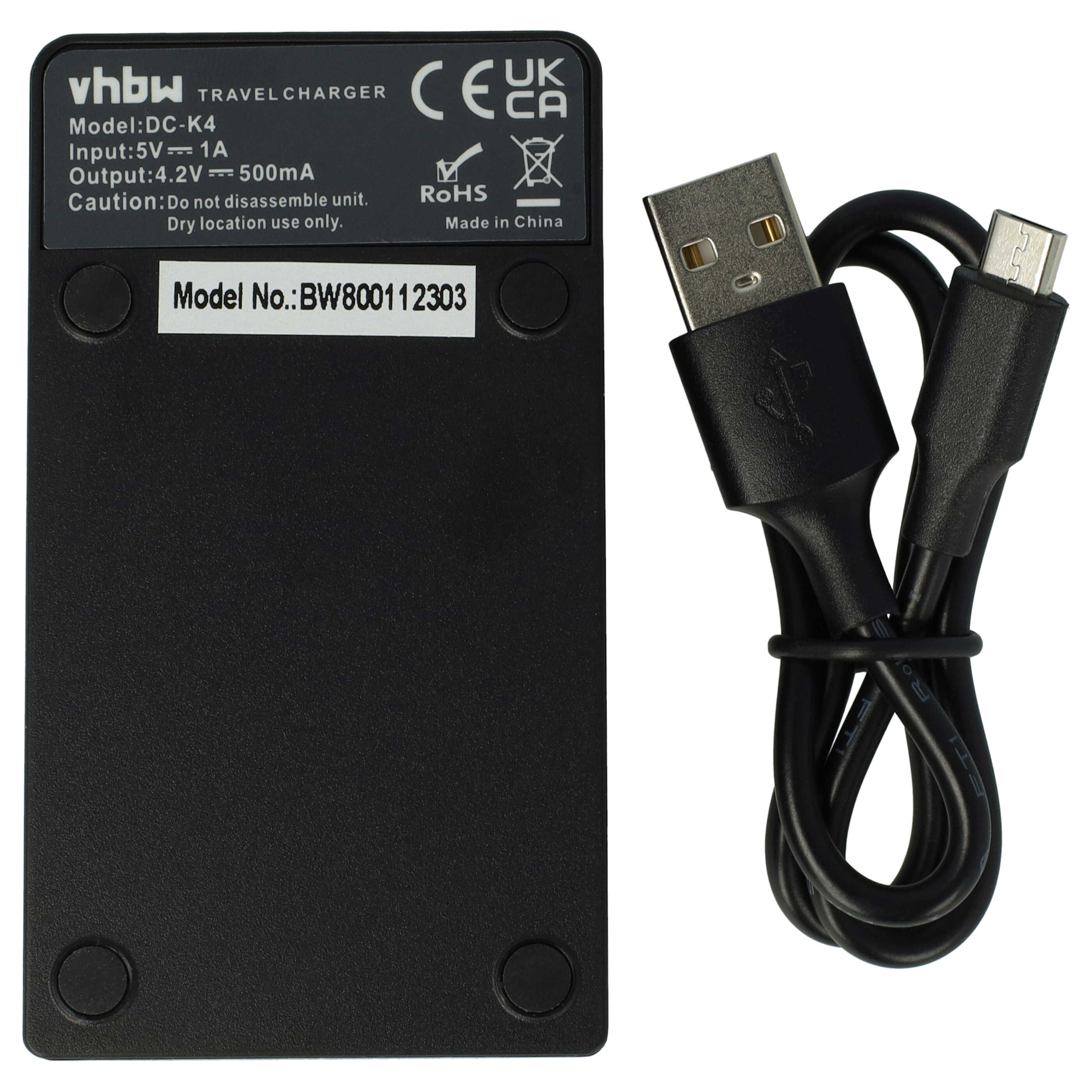 Ein schwarzes Reiseladegerät mit USB- und Micro-USB-Anschlüssen und einem angeschlossenen schwarzen Ladekabel.