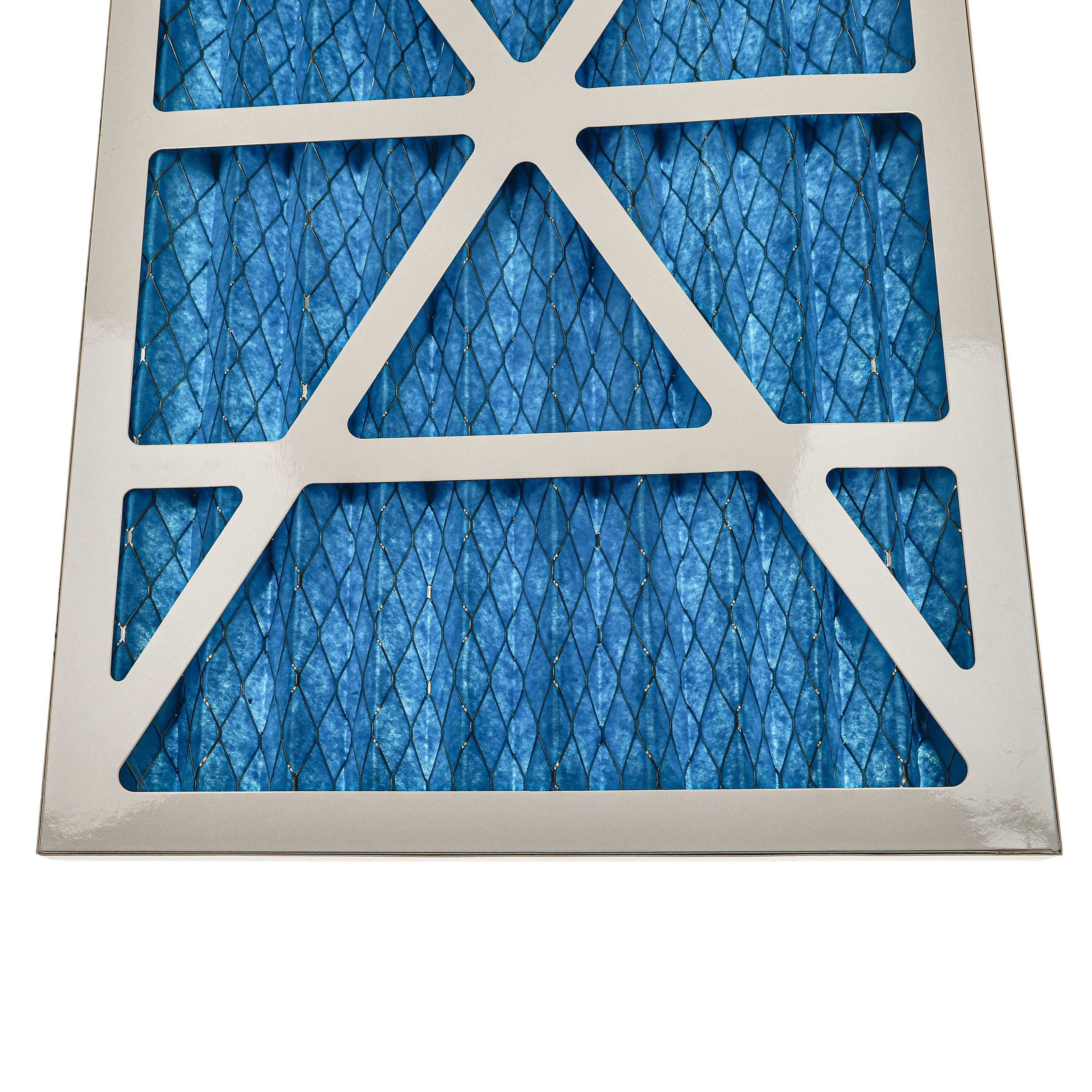 Luftfilter mit blauem Filtermedium in einem silbernen Rahmen. Weißer Hintergrund.