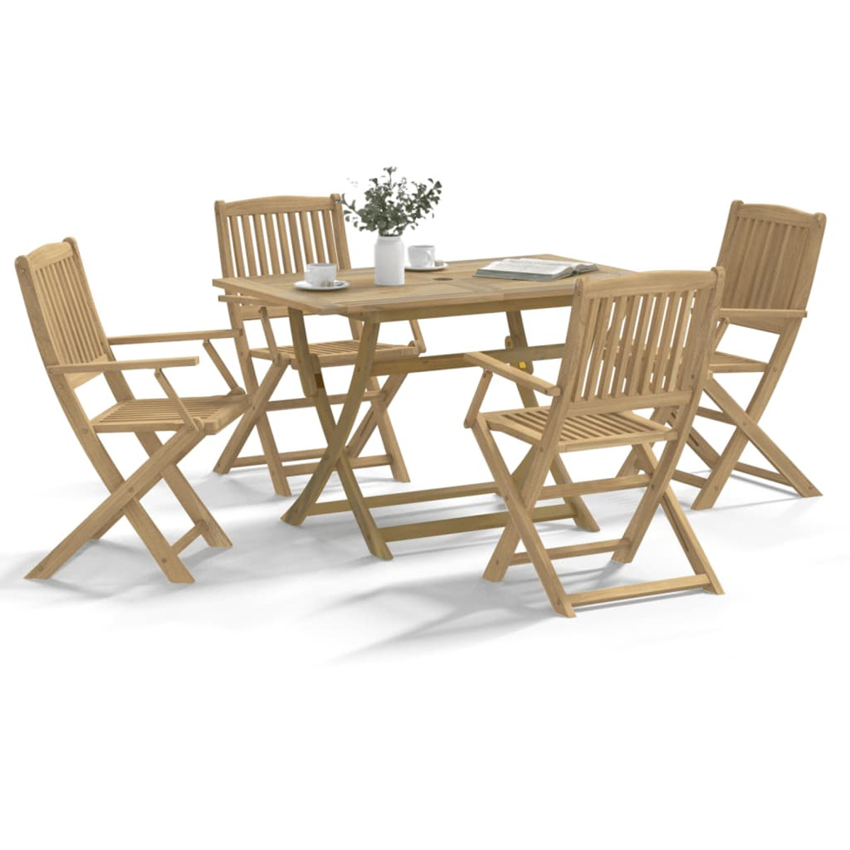 Ein Satz Holzklappstühle und -tisch mit Blumen darauf.