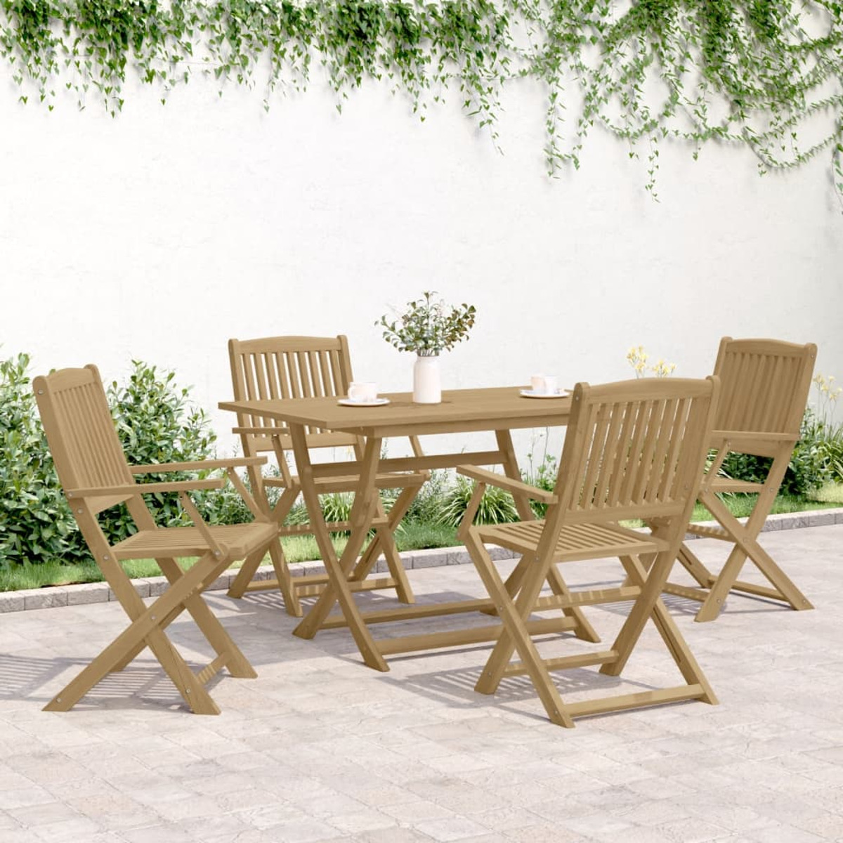 Holz-Essgruppe im Freien mit Tisch und vier Stühlen auf einer gefliesten Terrasse, mit Pflanzen und einer weißen Wand im Hintergrund.