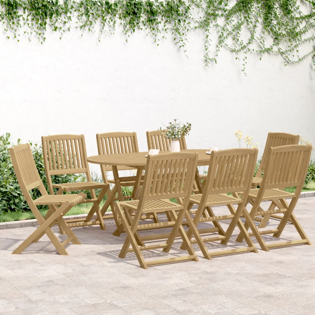 Hölzernes Ess-Set im Freien auf einer Terrasse. Beinhaltet Tisch und Klappstühle.