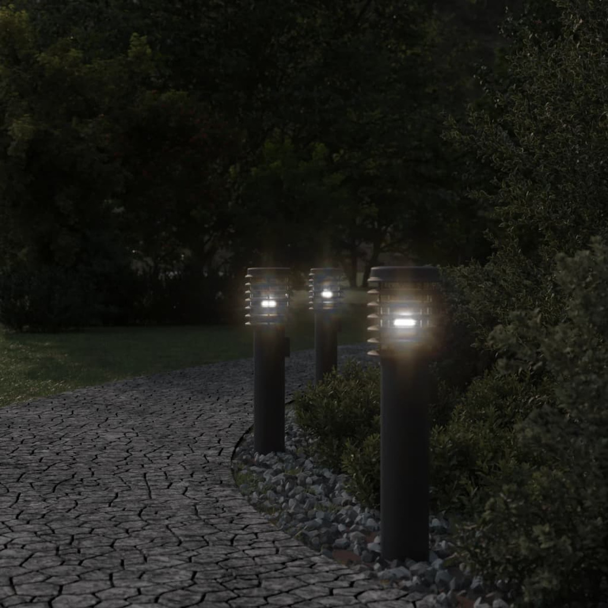 Drei Außenlampen auf einem Steinweg, umgeben von Büschen.