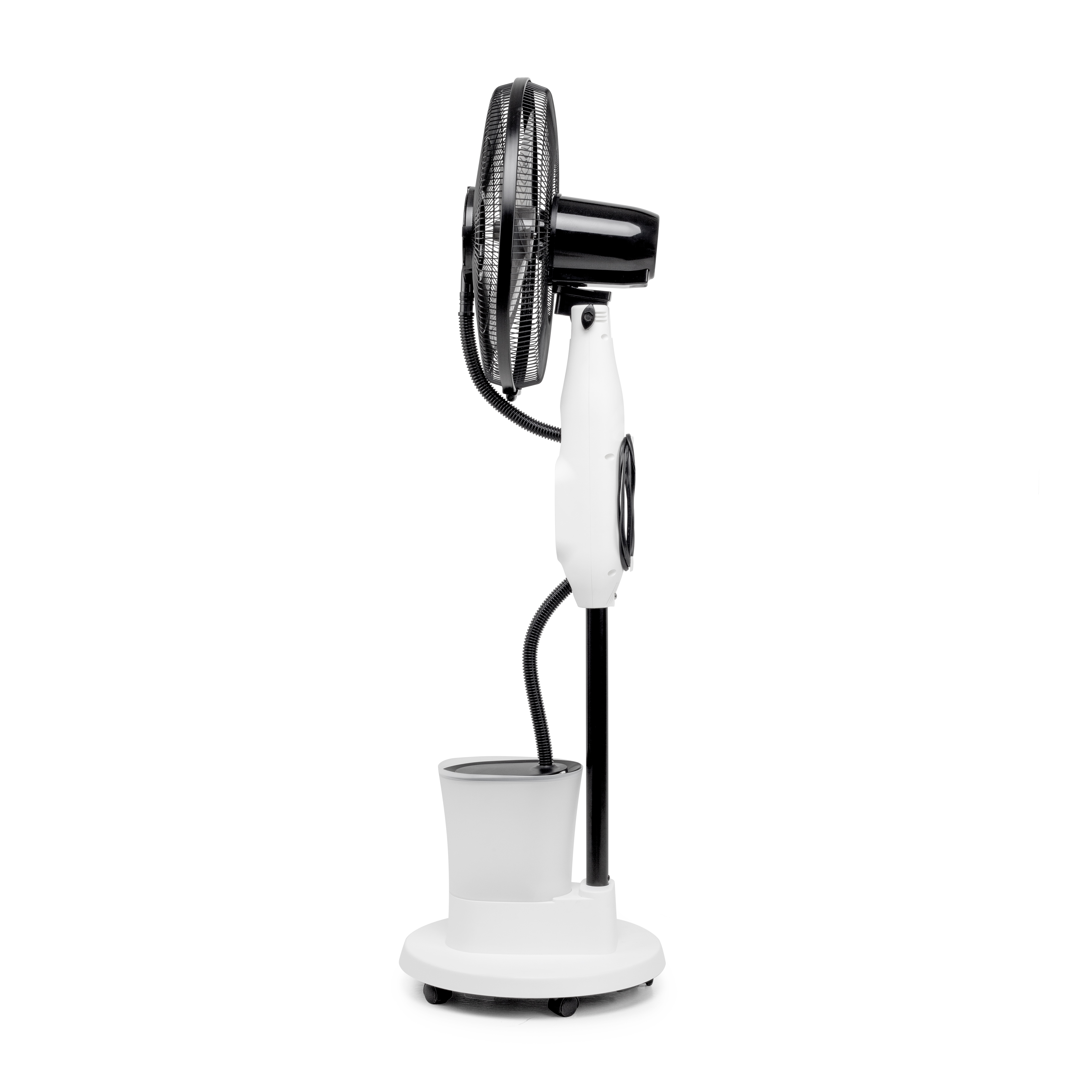 Un ventilador blanco y negro con rejilla y aspas negras, sobre base blanca. Sobre fondo blanco.