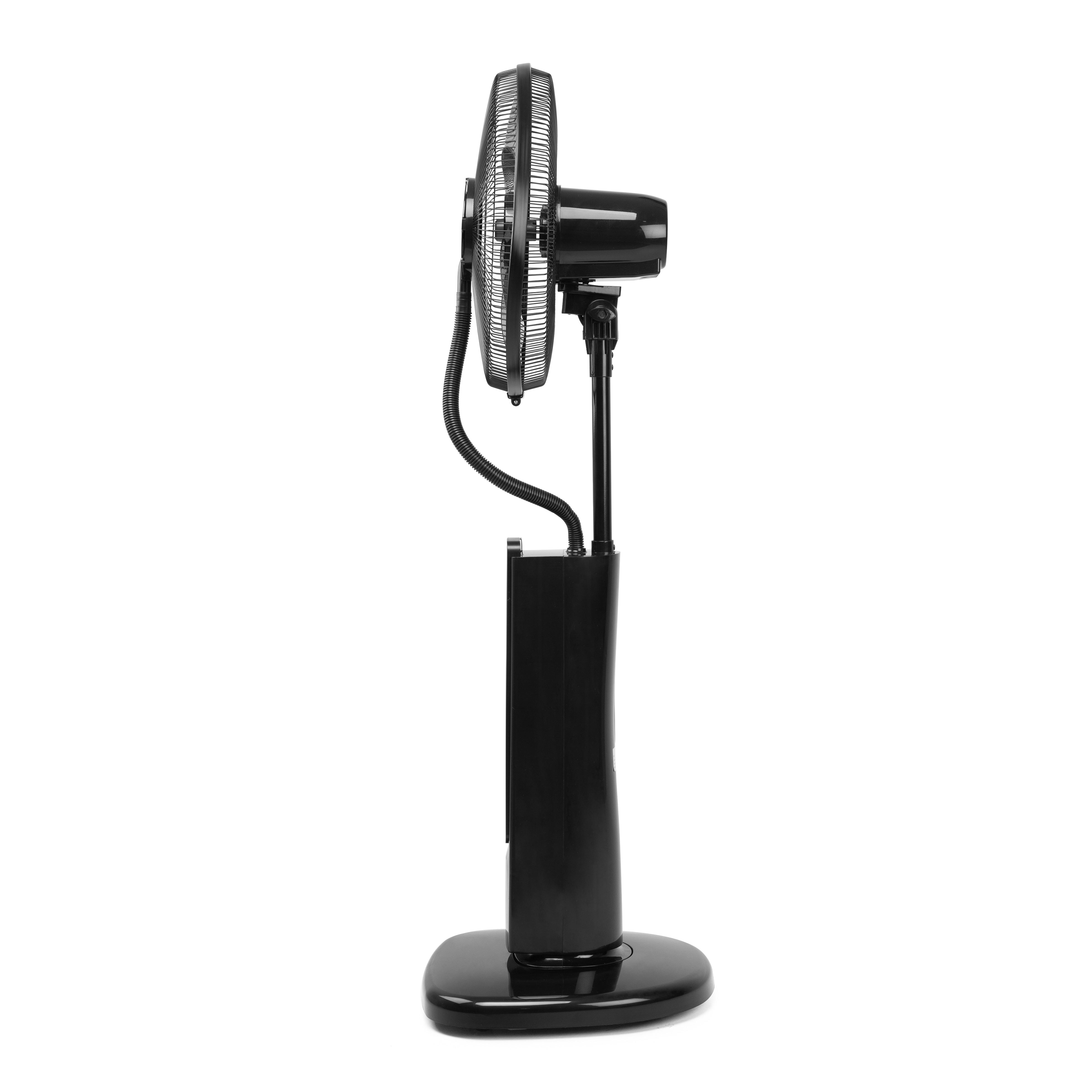 Ventilador de pie negro, aislado sobre blanco. El ventilador tiene base redonda y rejilla.