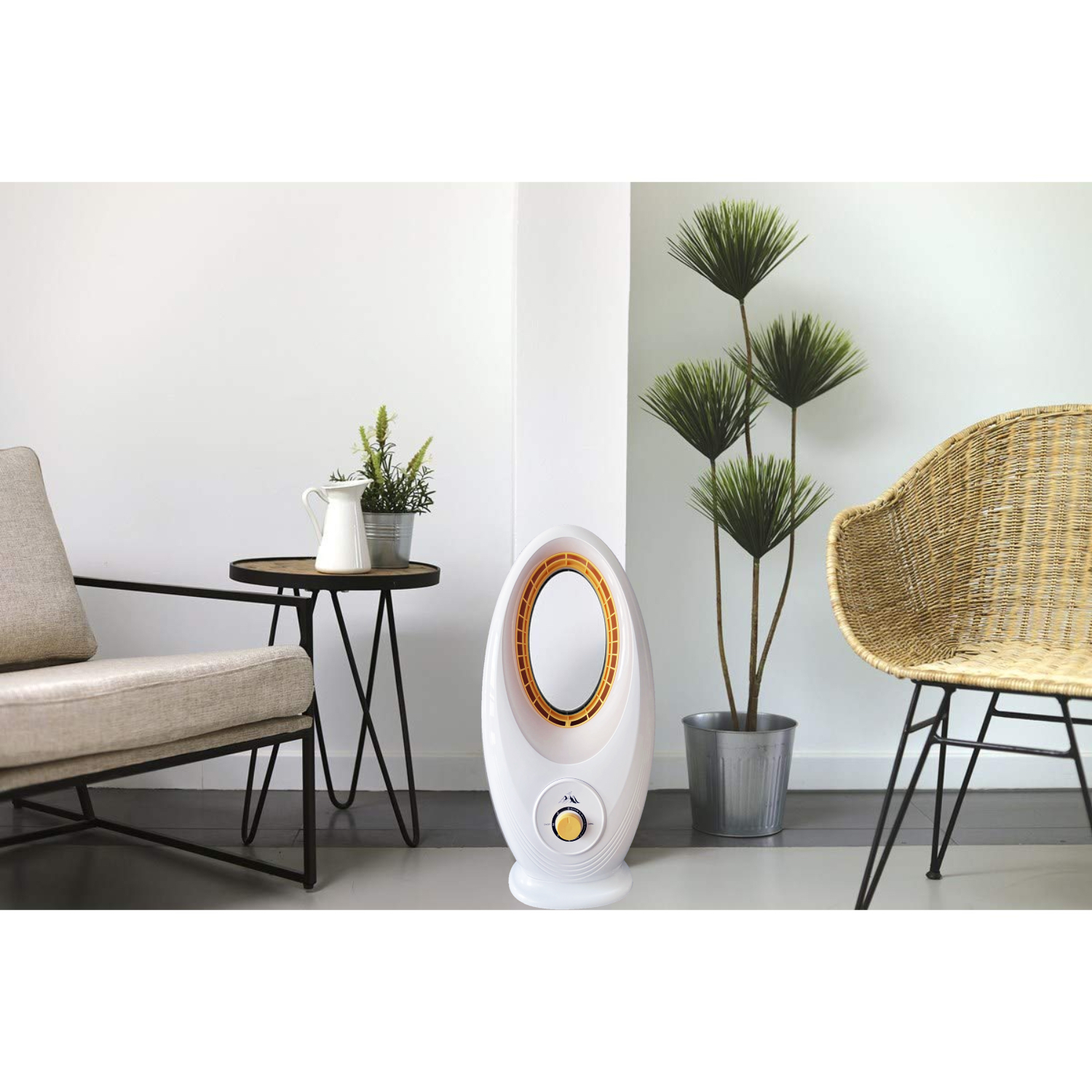 Un ventilador de torre blanco y naranja en una habitación con plantas y sillas.