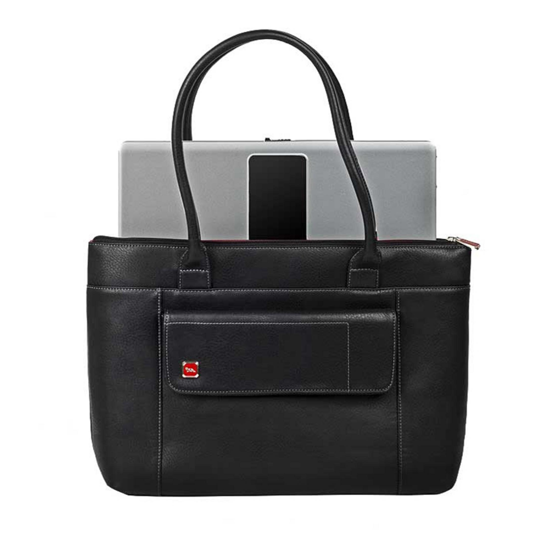 Borsa tote nera con manici, che tiene un laptop argentato. Una tasca frontale è visibile.