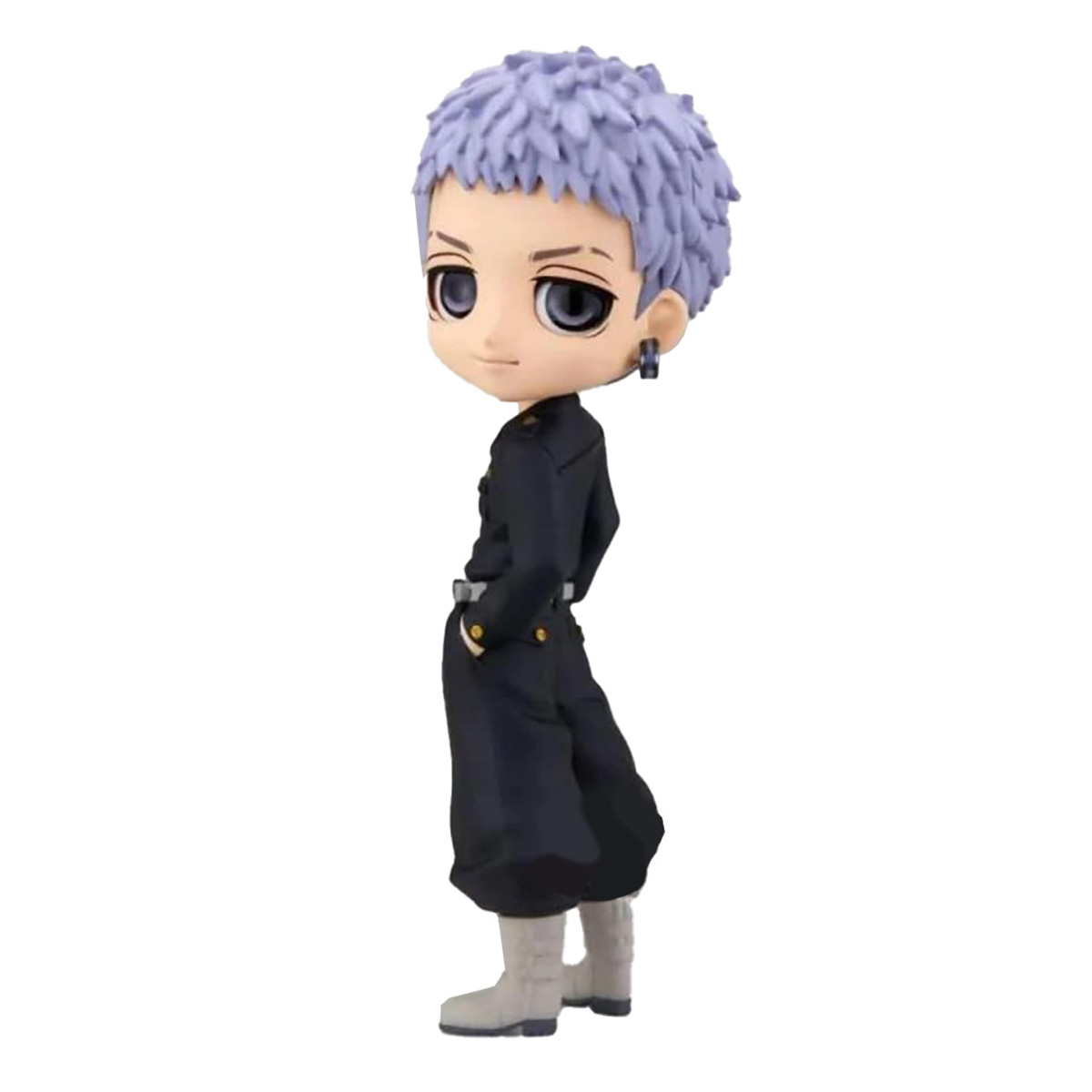 Anime-Figur eines männlichen Charakters mit lila Haaren, schwarzer Uniform und Stiefeln.
