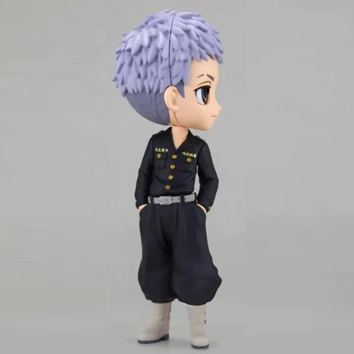 Eine kleine Figur eines Manga-Charakters in schwarzer Uniform mit lilafarbener Frisur.