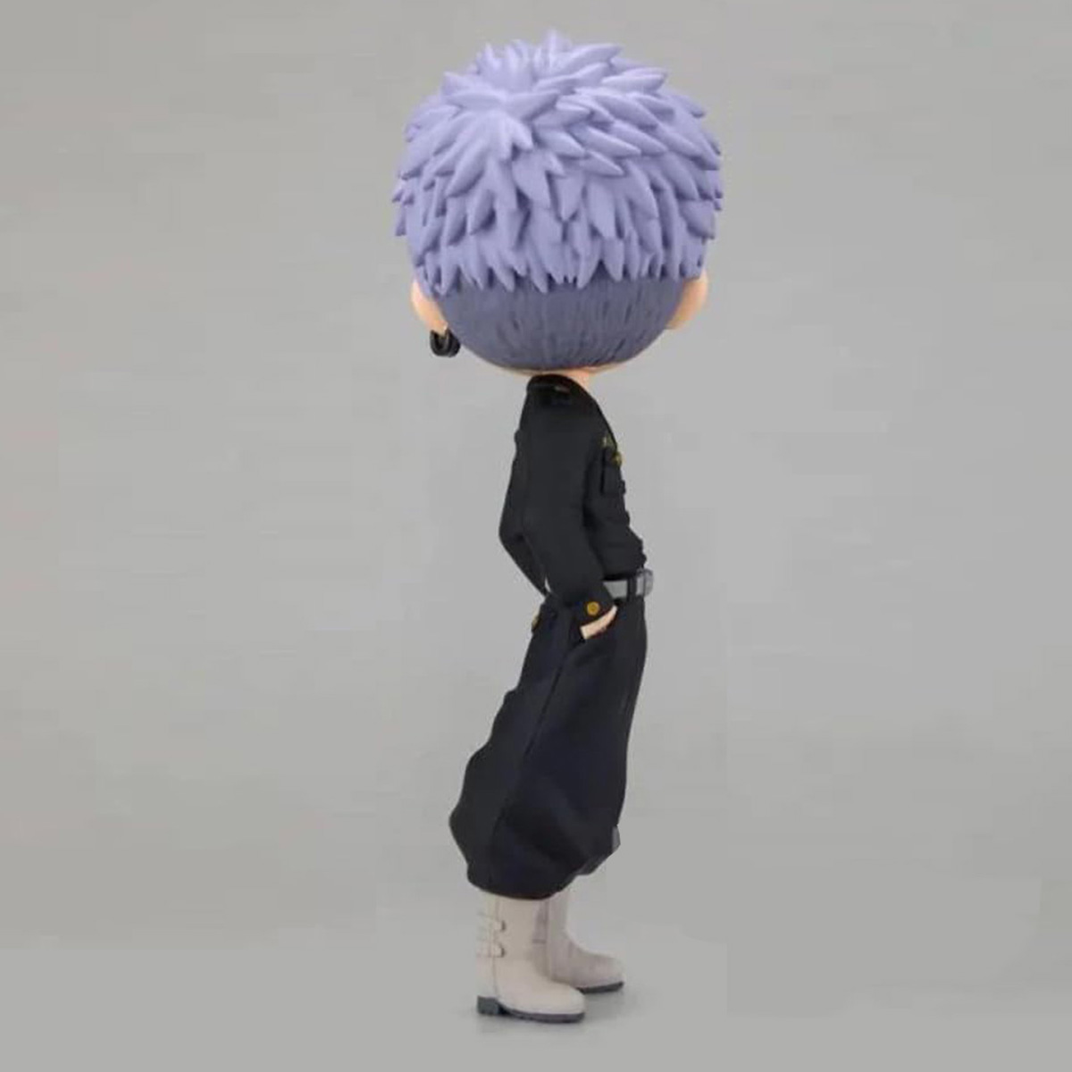Anime-Figur, graues Haar, schwarzes Outfit, Hände in den Taschen, neutraler Hintergrund.