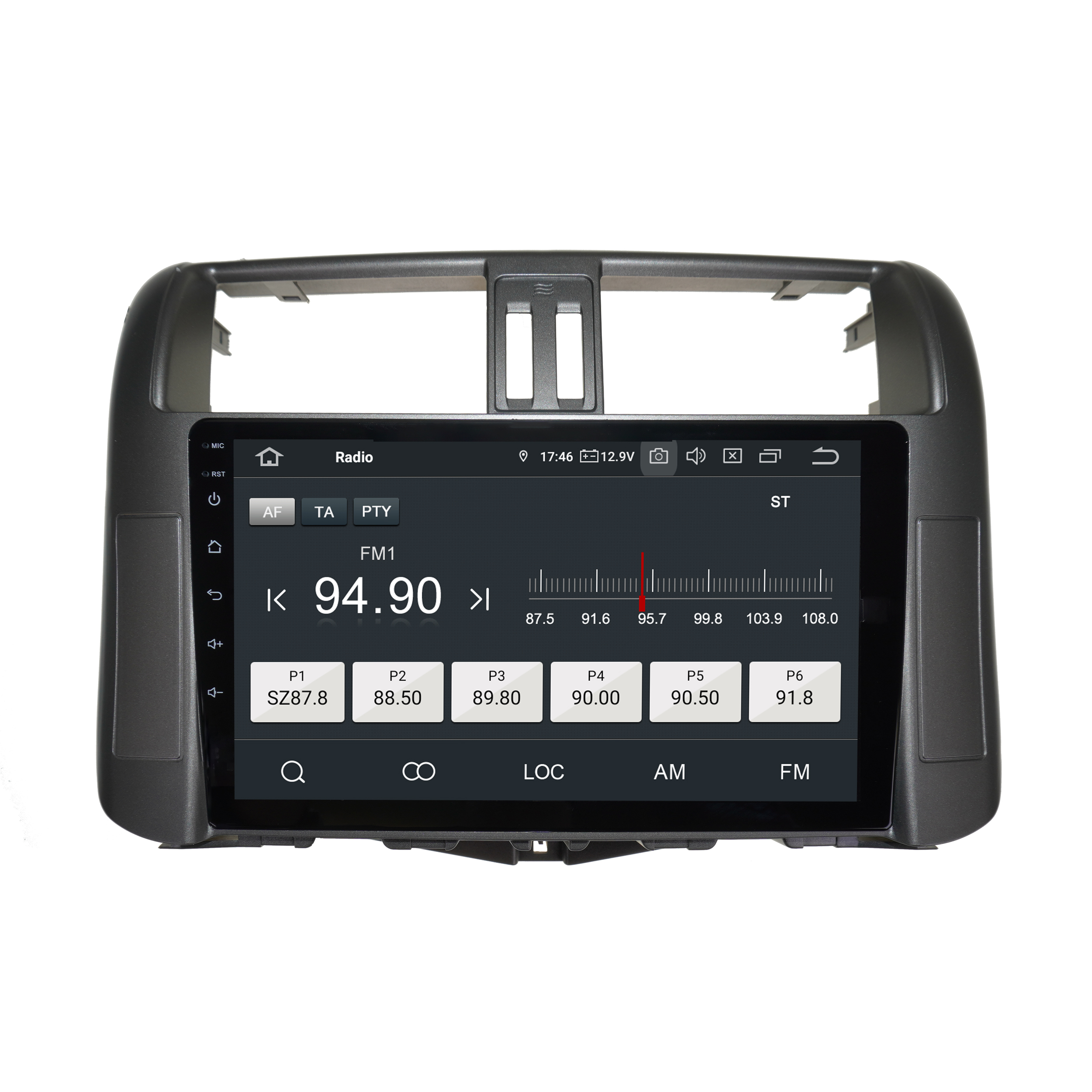 Ein Autoradiobildschirm auf einem schwarzen Rahmen mit verschiedenen Knöpfen und einem Touchscreen-Display.