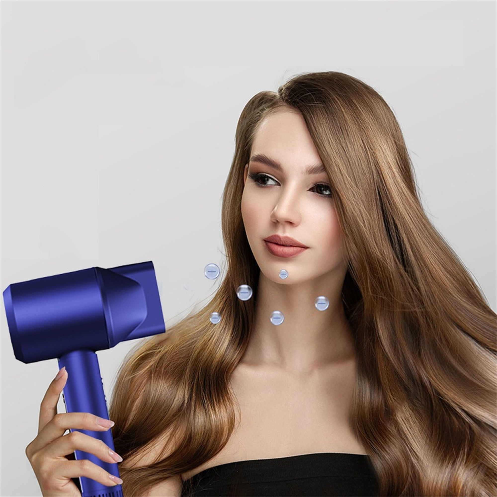 Eine Frau hält einen blauen Haartrockner, Haare wehen. Blasen schweben um sie herum.