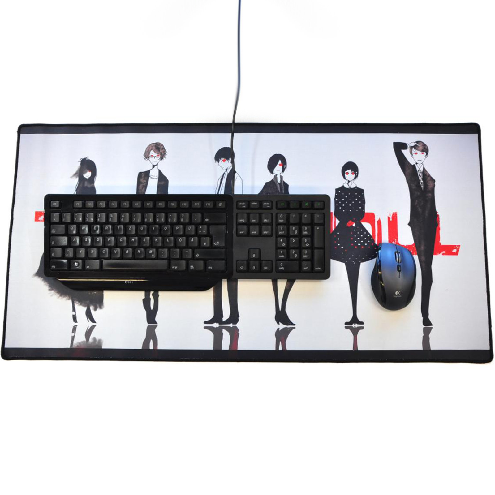 Tastatur und Maus auf einem langen Mousepad mit Anime-Figuren in Schwarz und Weiß.