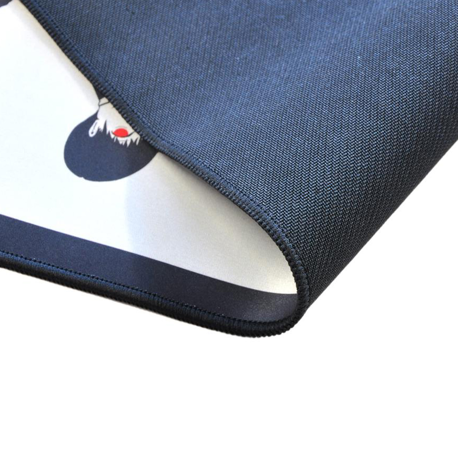 Nahaufnahme eines schwarzen Mauspads mit weißem Hintergrund und einer Zeichentrickfigur.