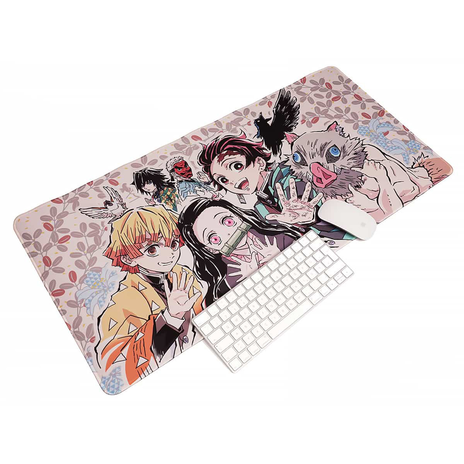 Ein großes Mauspad mit Anime-Charakteren, einer Maus und einer Tastatur. Weißer Hintergrund.