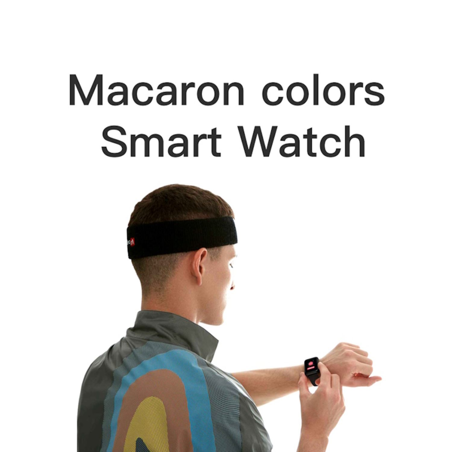 Un uomo con una fascia nera sta guardando uno smartwatch. L'orologio è nero e rosso.