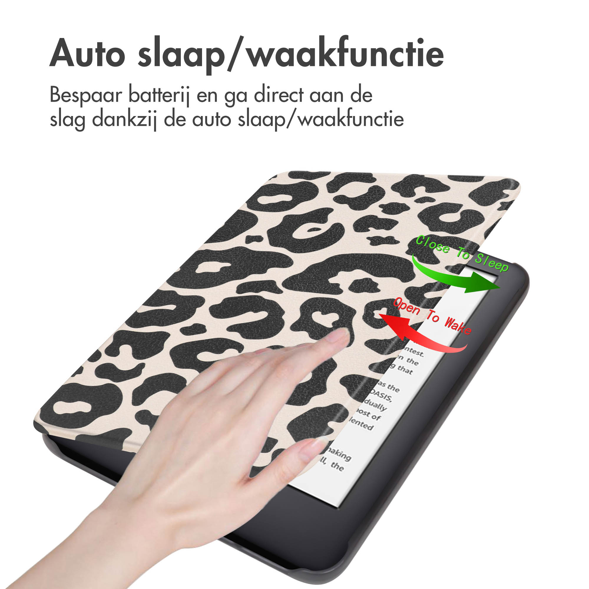 Une main ouvre un lecteur ebook. Il a une couverture à imprimé léopard.