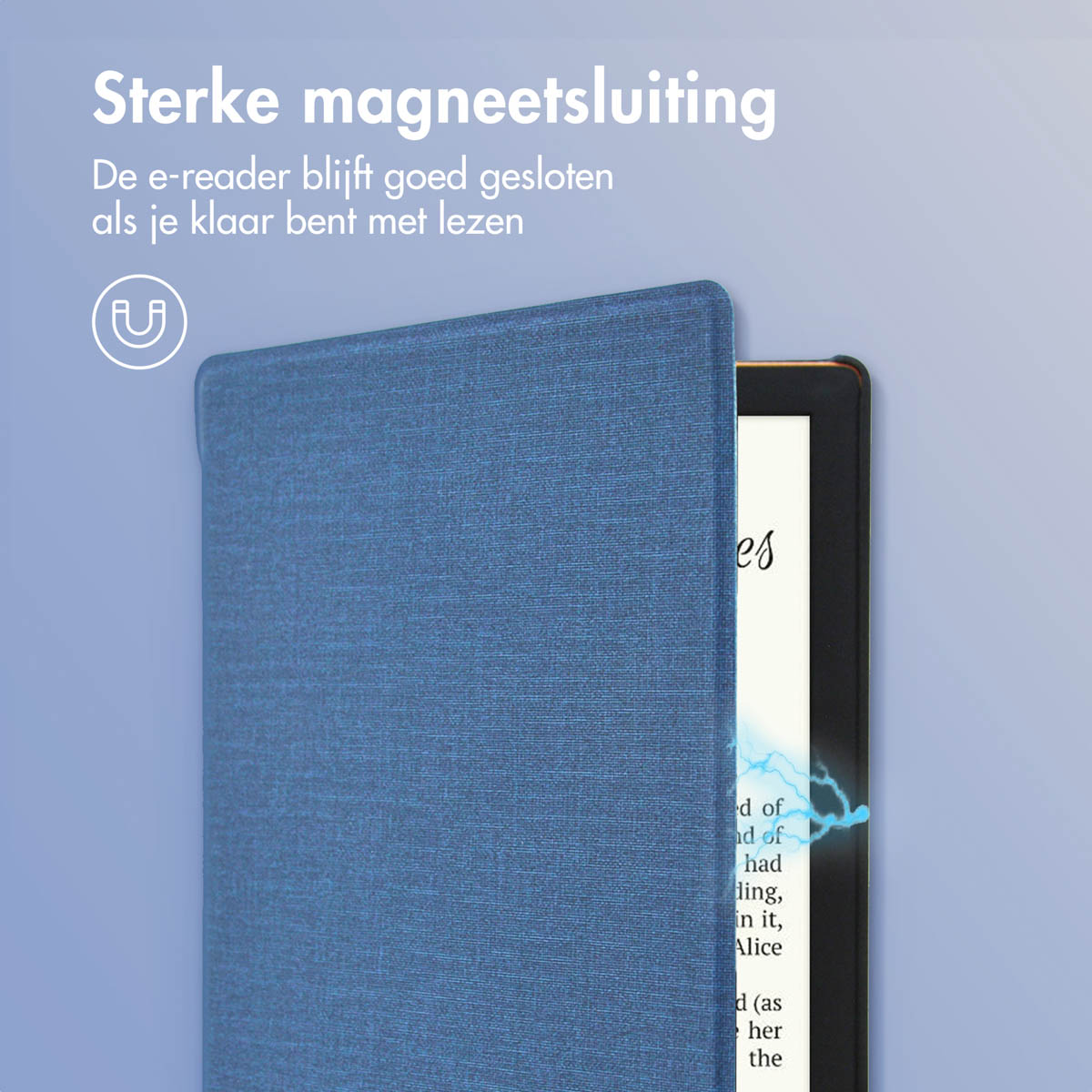 Een blauwe e-reader hoes is open en toont een e-reader scherm met tekst. Een magnetisch sluitsymbool is aanwezig.