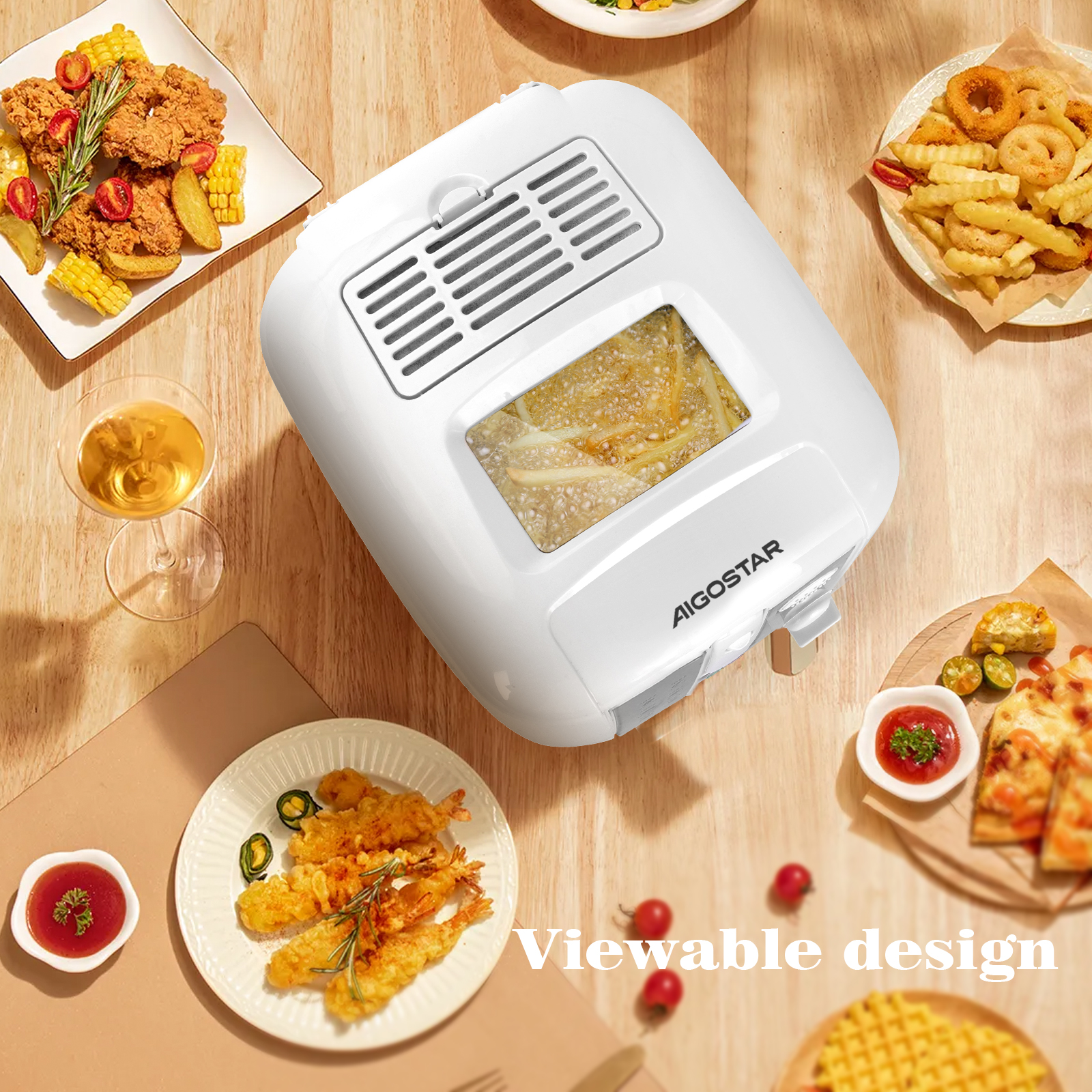 Eine weiße Heißluftfritteuse mit Essen, darunter Pommes und Garnelen, auf einem Holztisch.