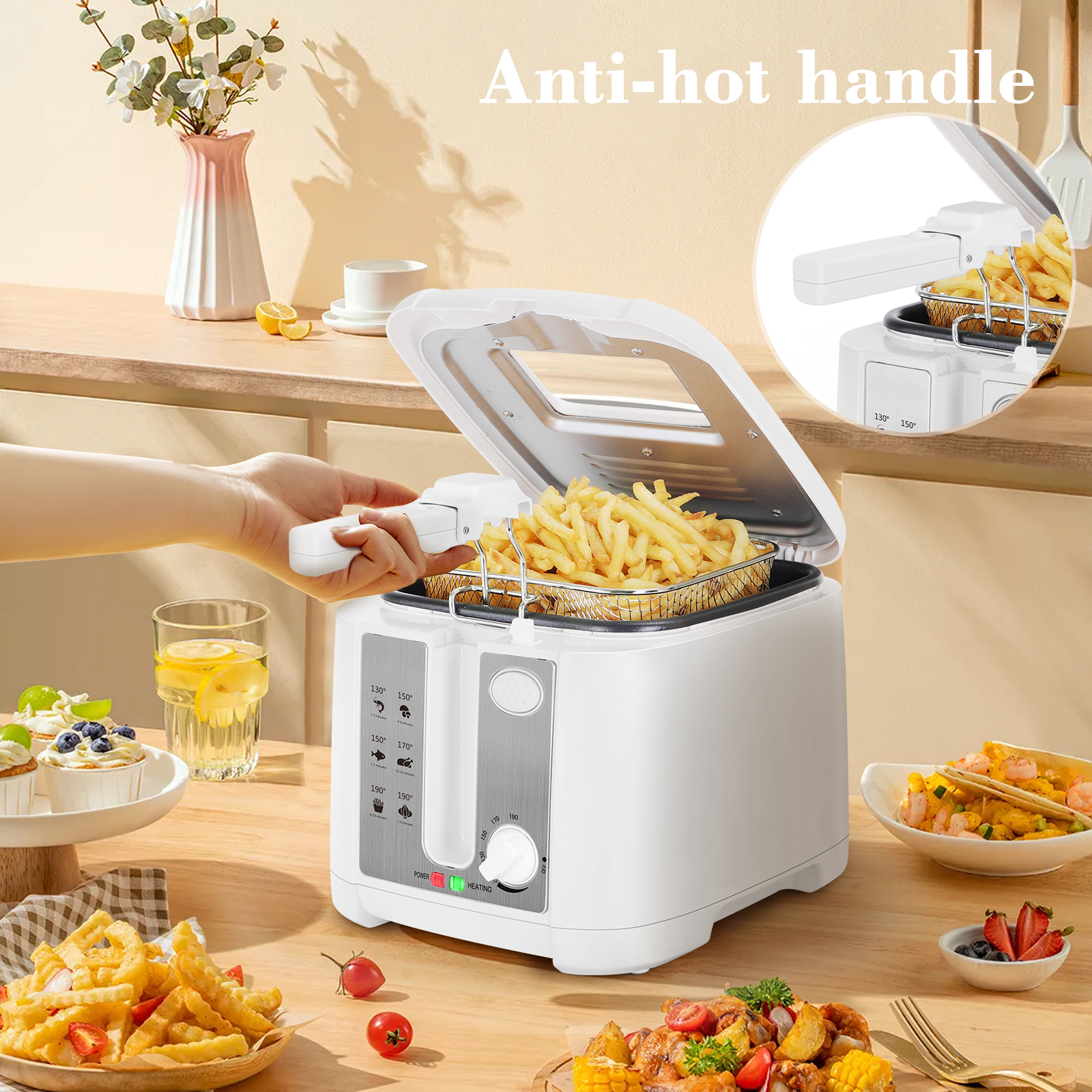Weißer Fritteuse, die von einer Hand geöffnet wird. Pommes Frites befinden sich im Frittierkorb.