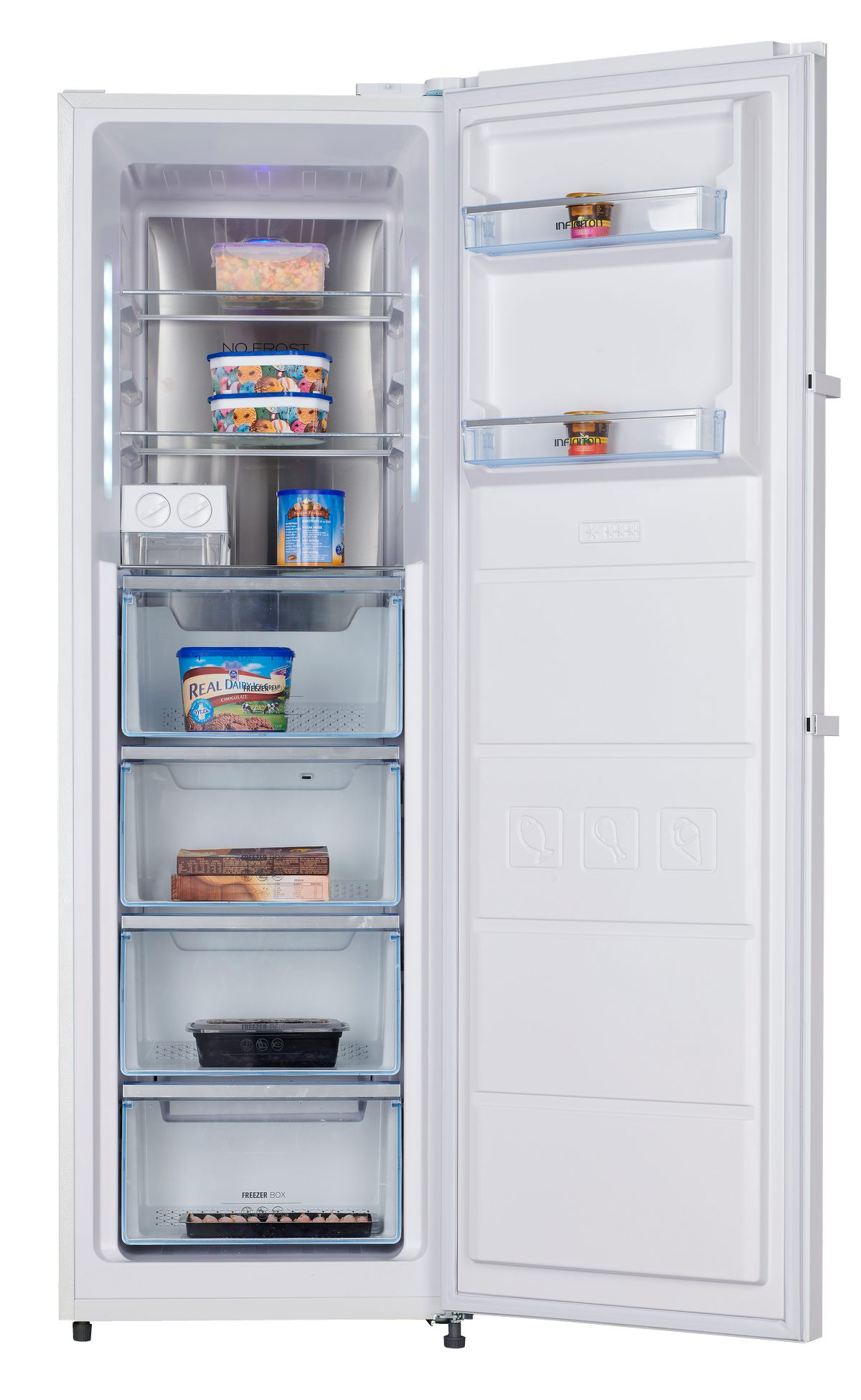 Refrigerador blanco abierto con estantes y cajones. Los alimentos son visibles en el interior.