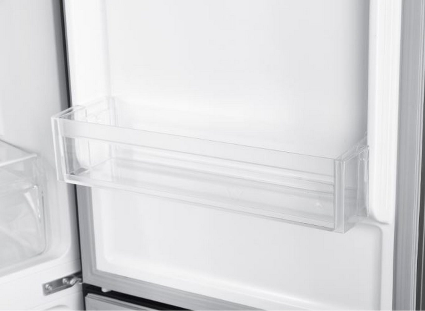Interior de un refrigerador con un estante de plástico transparente.