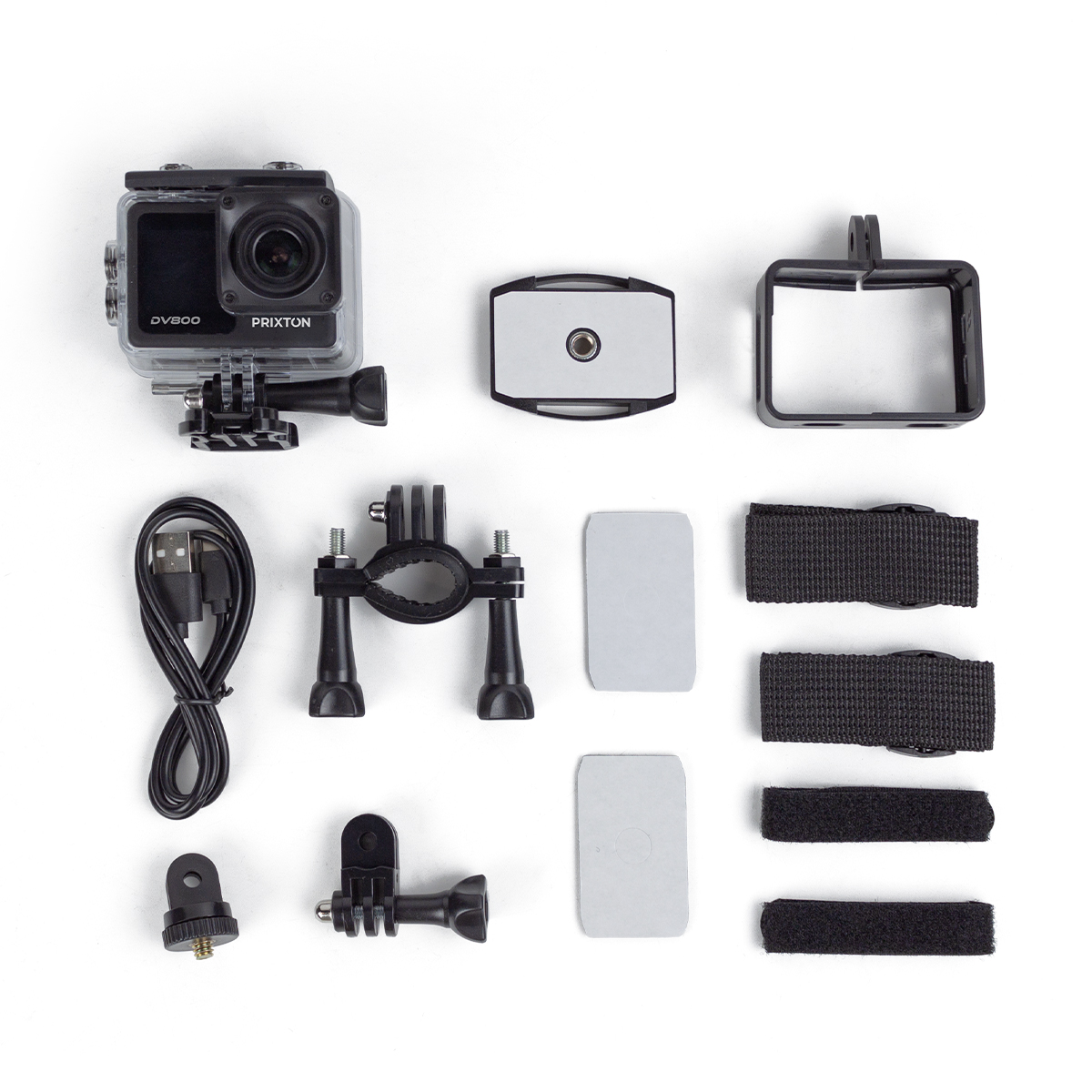 Kamera sportowa z akcesoriami ułożonymi na białym tle.