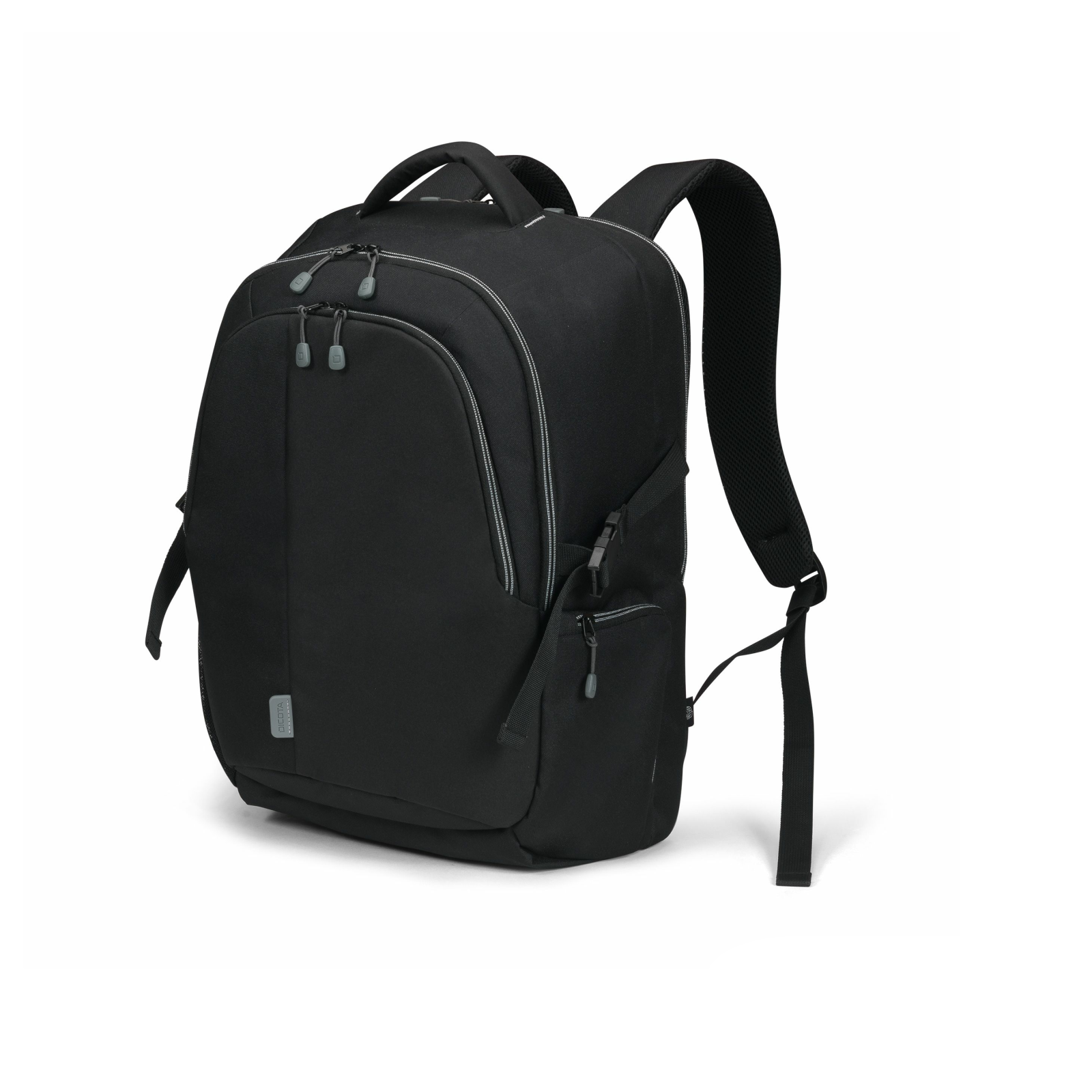 Schwarzer Rucksack mit mehreren Fächern auf weißem Hintergrund, schräge Ansicht.