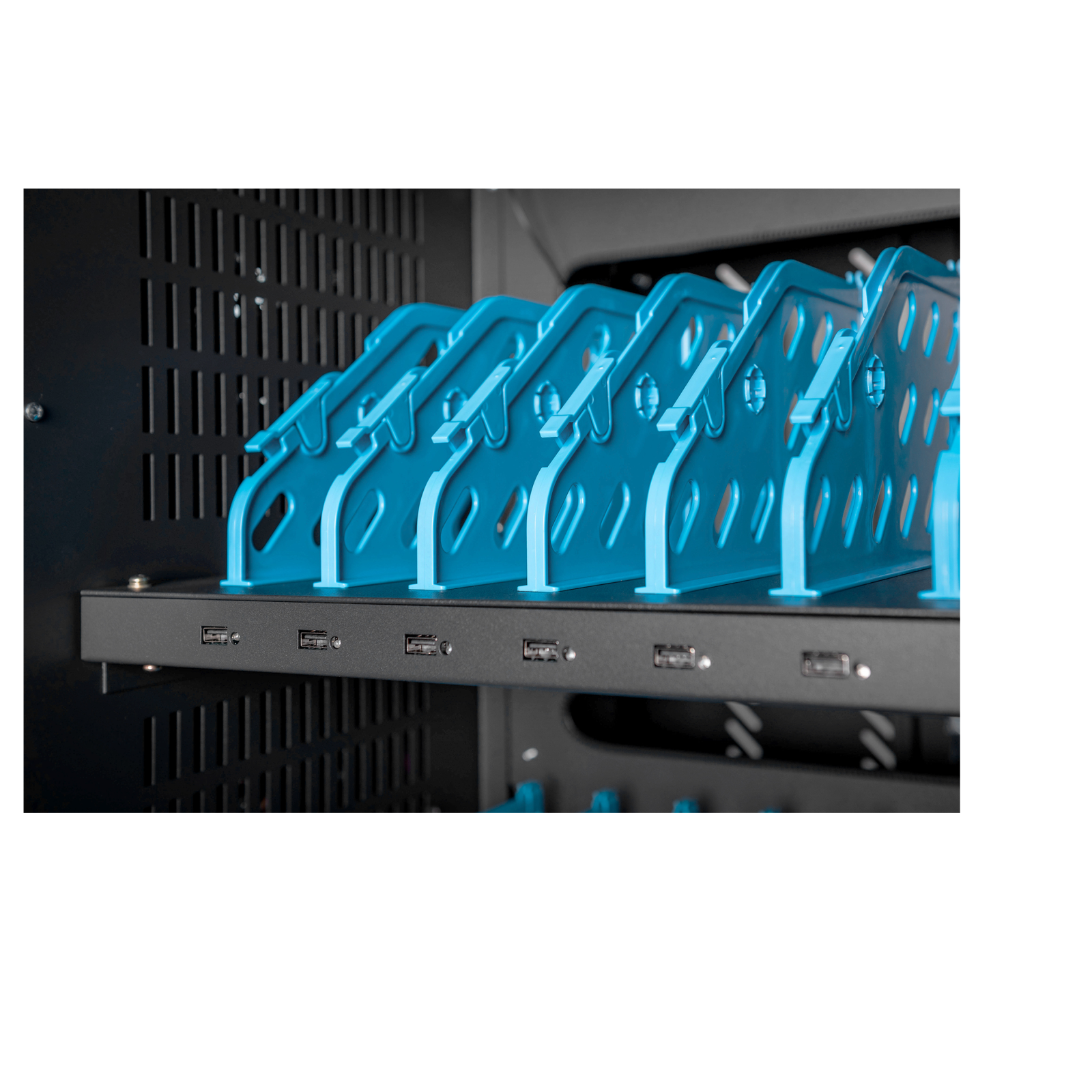Ein Serverrack mit mehreren blauen Haltern für Geräte und USB-Anschlüssen.