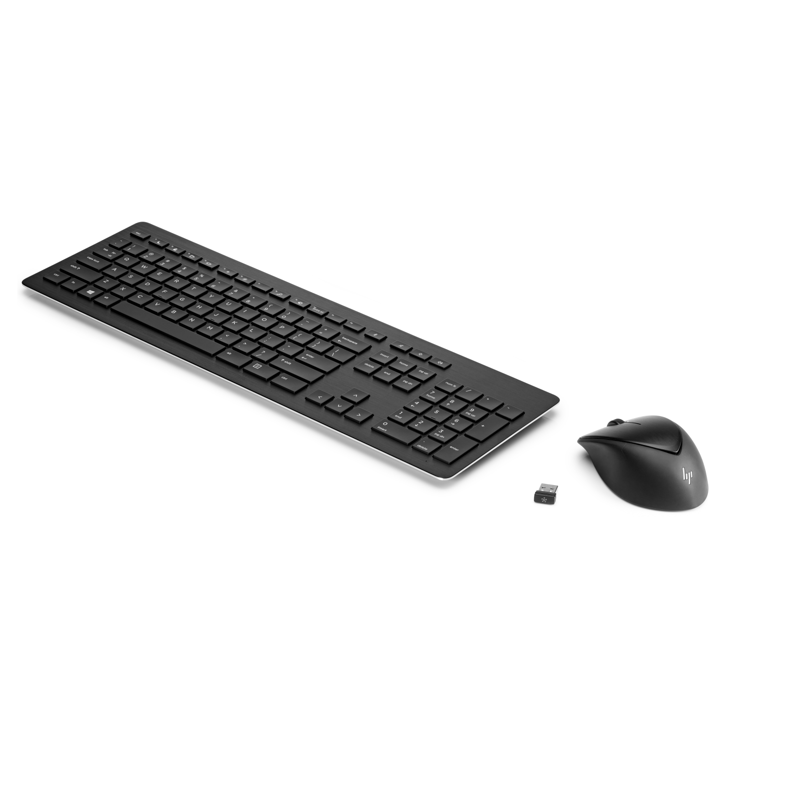 Combo tastiera e mouse neri su superficie bianca, con ricevitore USB.