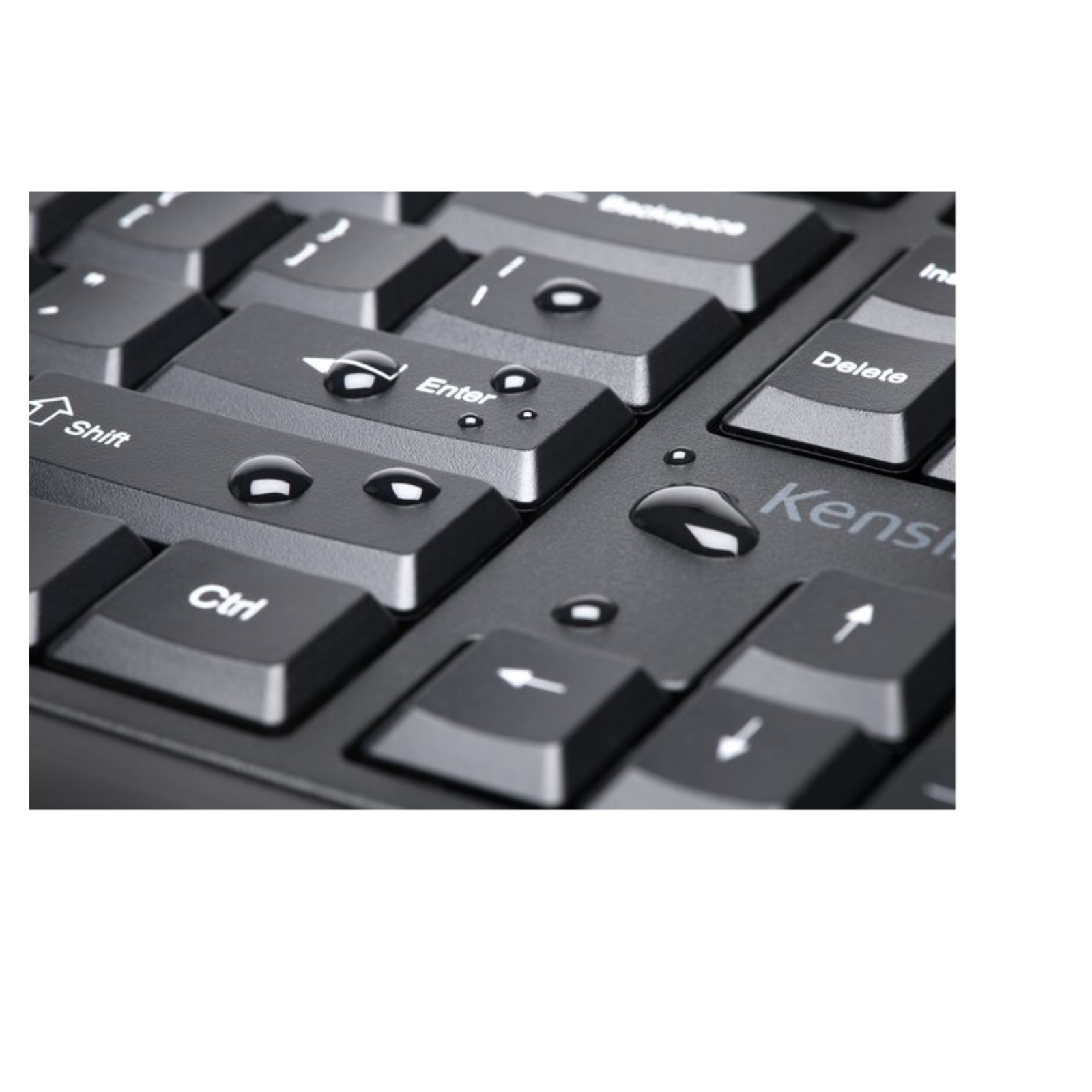 Primer plano de un teclado negro con gotas de agua en las teclas. La tecla Enter está enfocada.