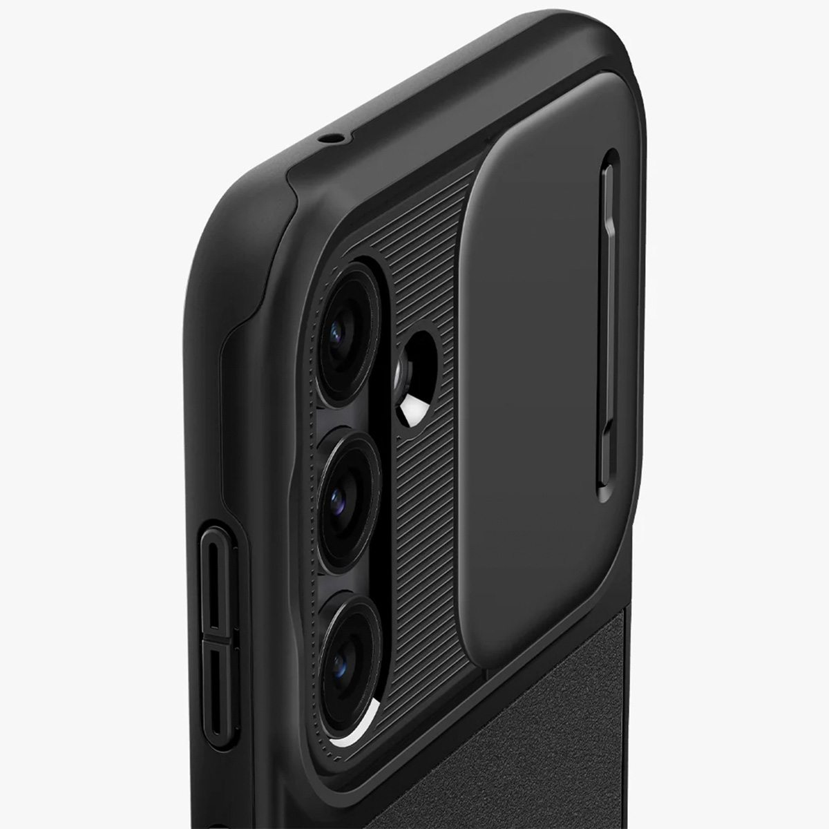 Primo piano di una custodia nera per telefono con tre fotocamere e una copertura per la fotocamera.