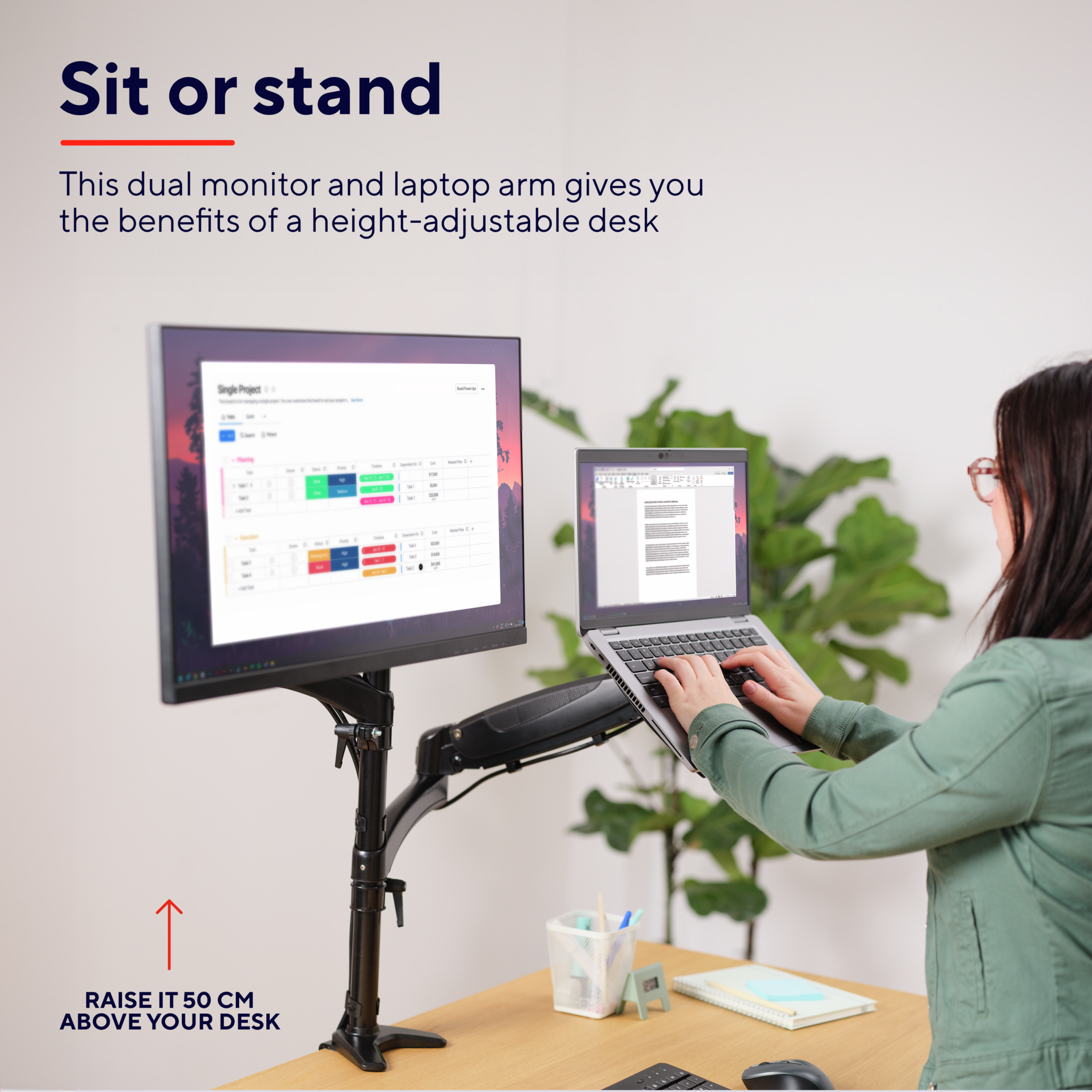 Kobieta używa laptopa i ramienia monitora. Monitor wyświetla arkusz kalkulacyjny. Tło to roślina.