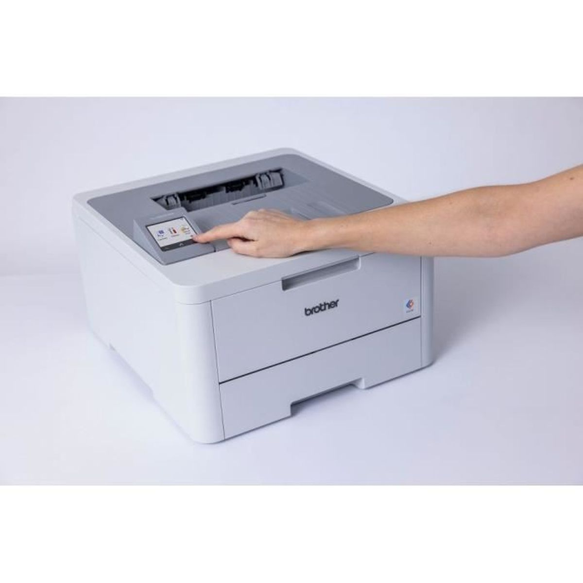 Biała drukarka z ręką dotykającą ekranu. Białe tło.