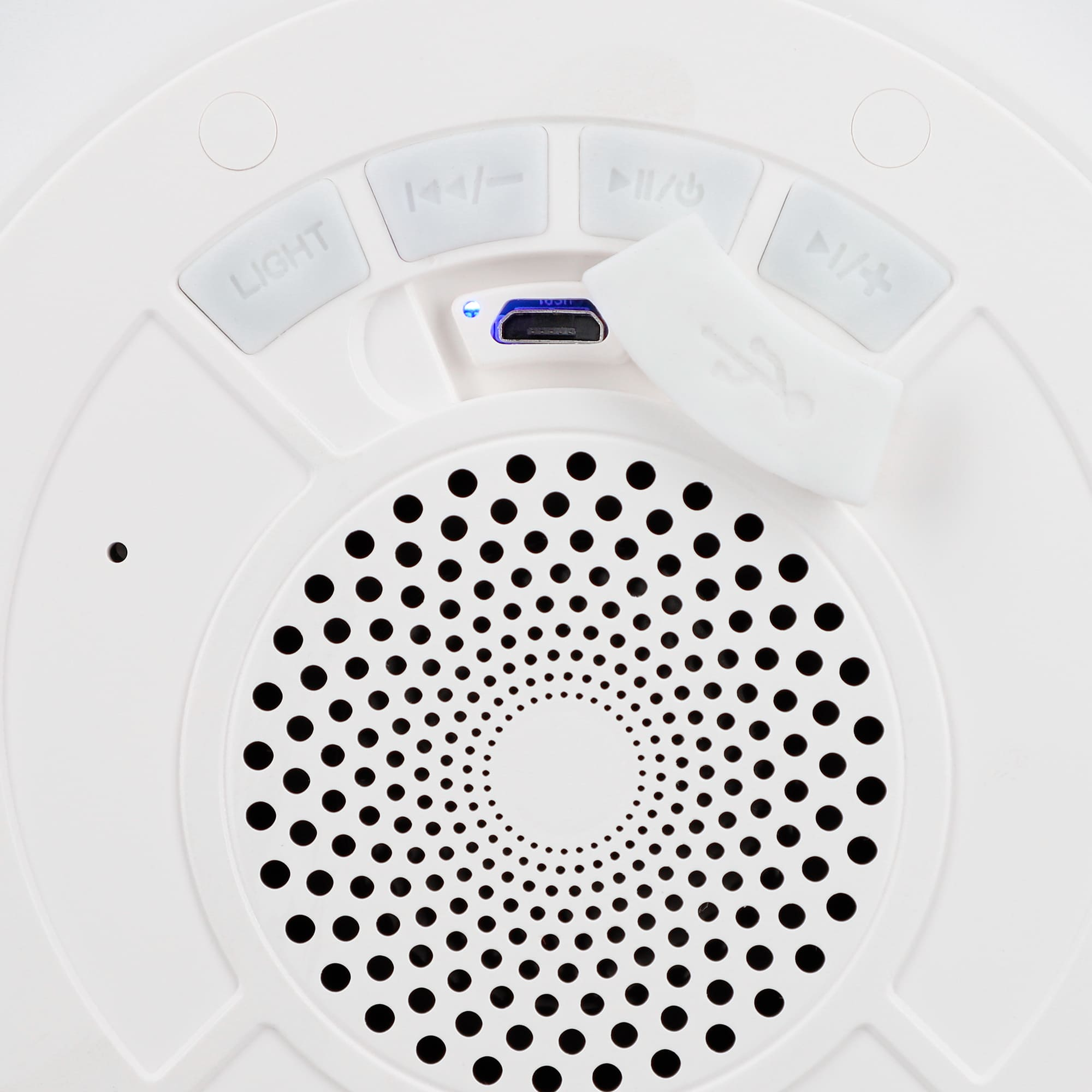 Altavoz blanco con botones de control, un puerto USB y una rejilla de altavoz.