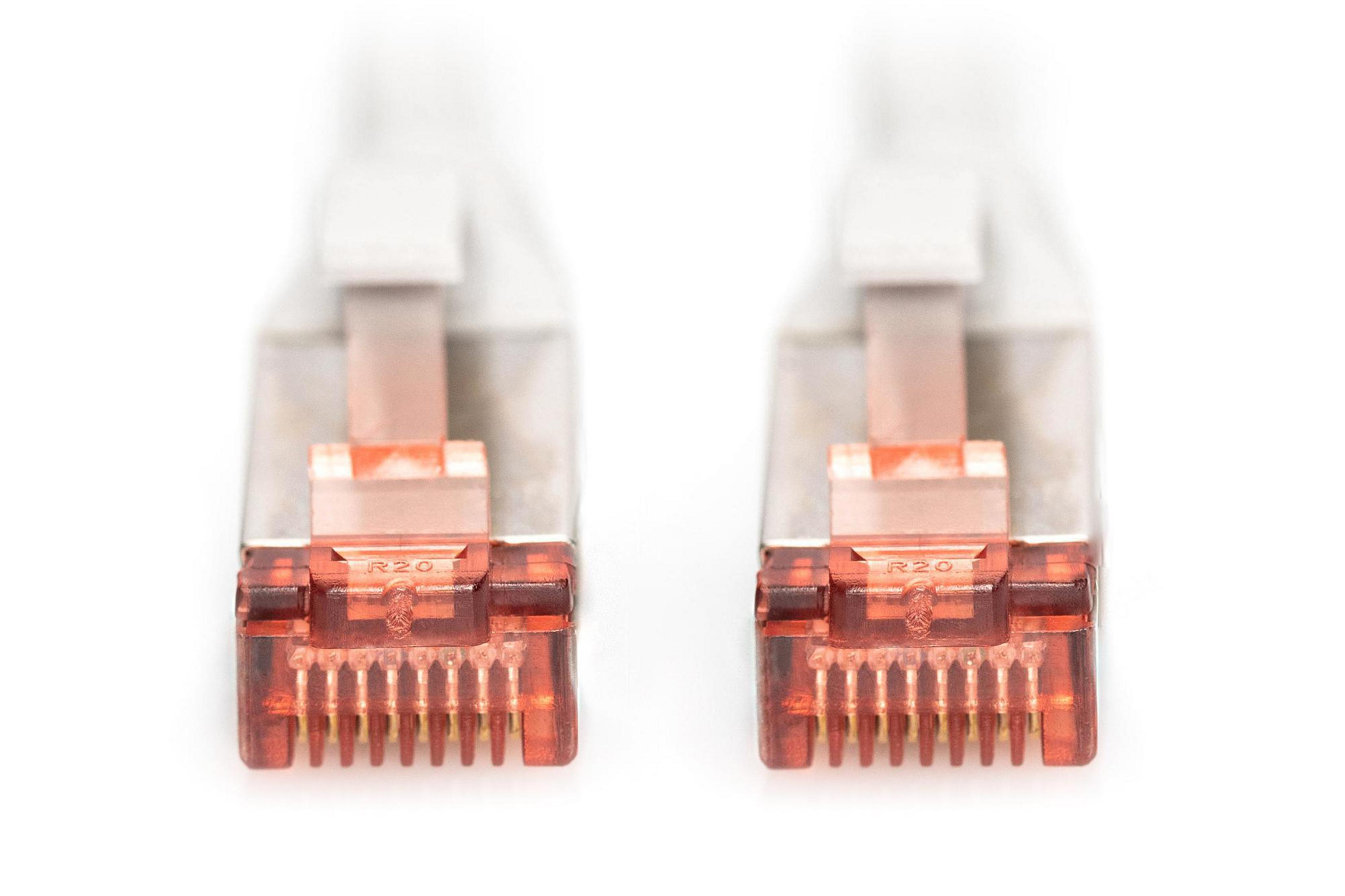 Gros plan sur deux connecteurs de câble Ethernet gris avec des inserts rouges transparents.