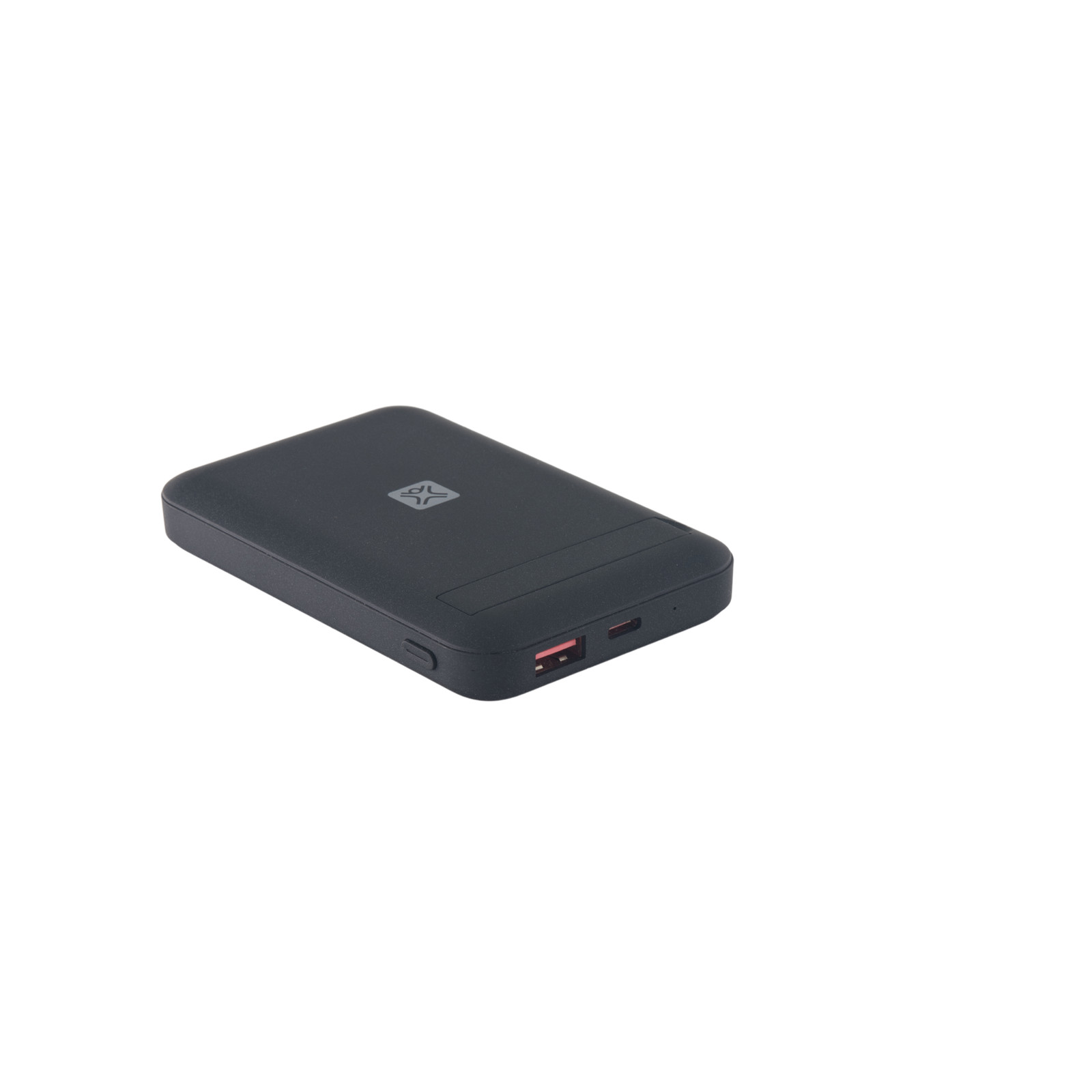Zwarte powerbank. Rechthoekige vorm met een klein logo. Heeft twee poorten aan de zijkant.