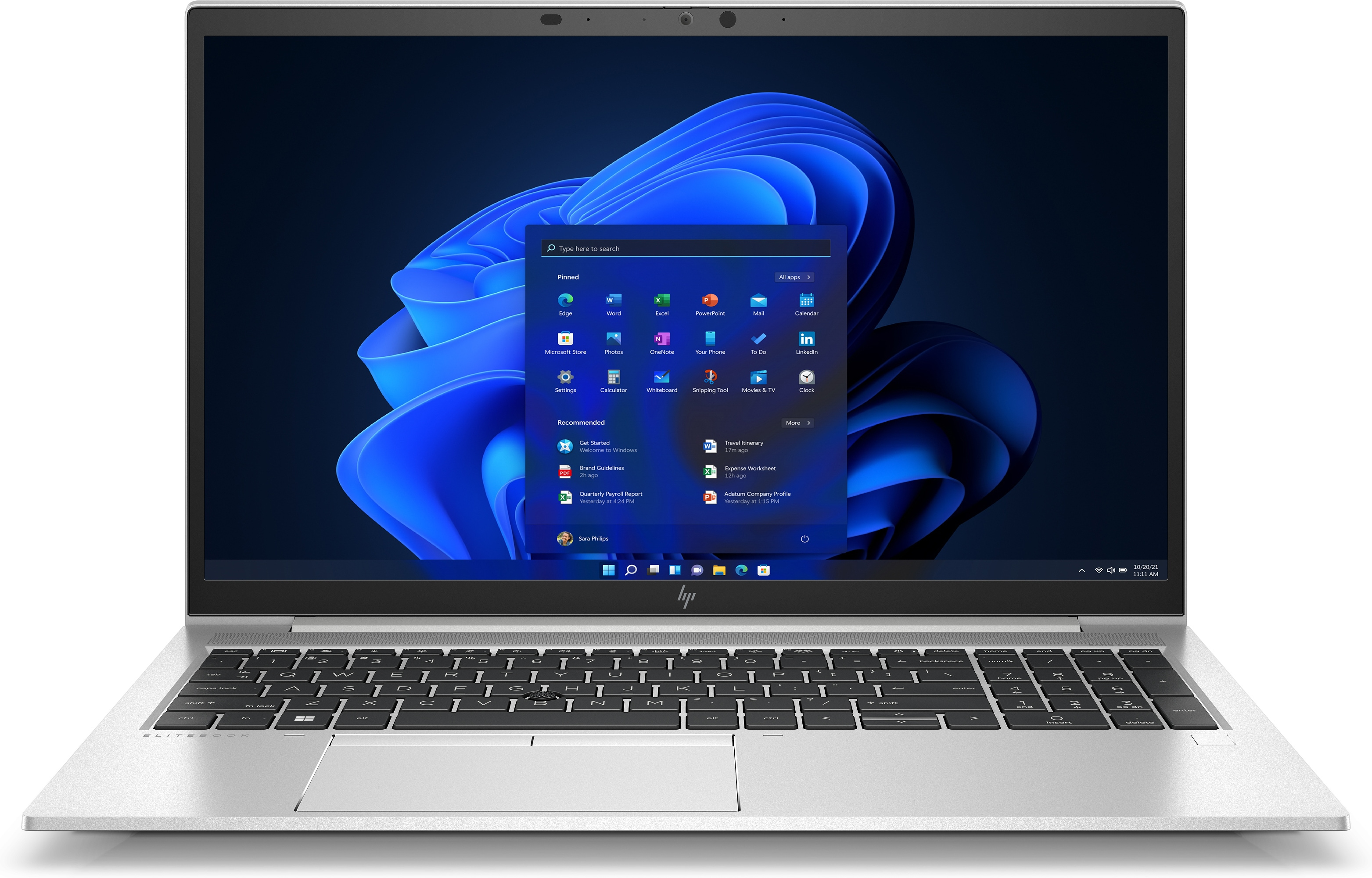 Een zilveren laptop, met het scherm dat de Windows 11-interface toont.
