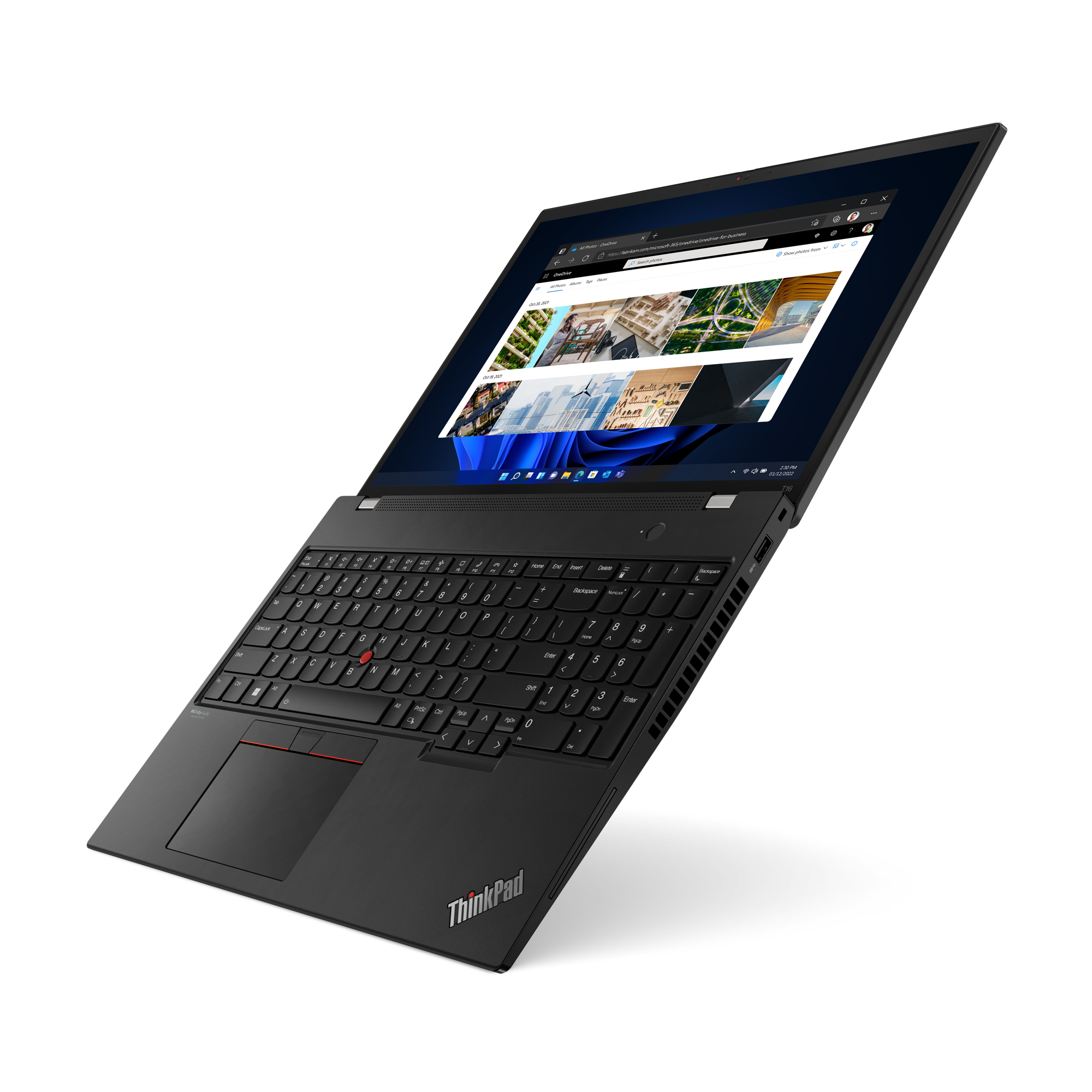 Schwarzer ThinkPad-Laptop, geöffnet auf weißem Hintergrund. Der Bildschirm zeigt eine Website.