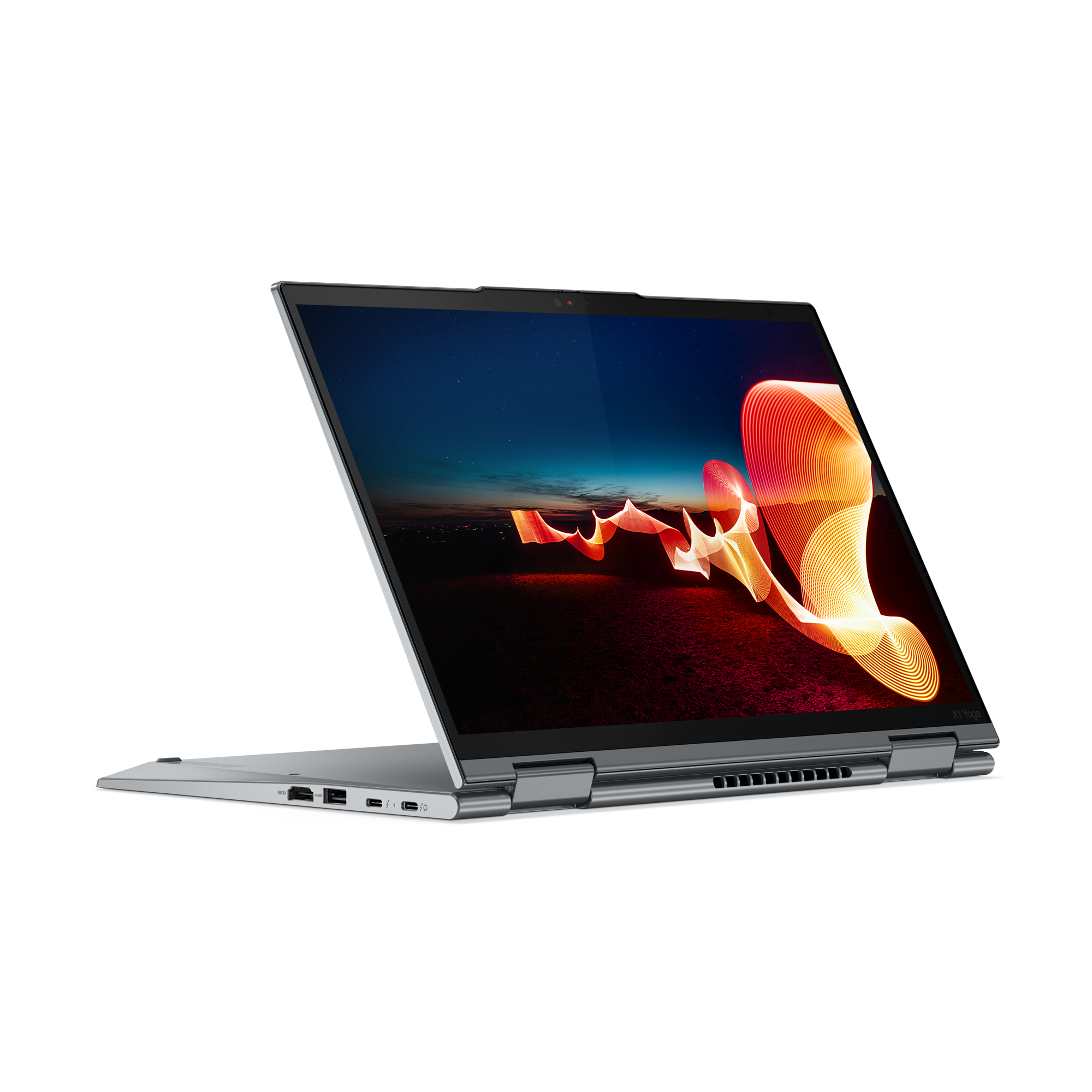 Laptop argentato, aperto, mostra un motivo di luce colorato contro un cielo notturno. Sfondo bianco.