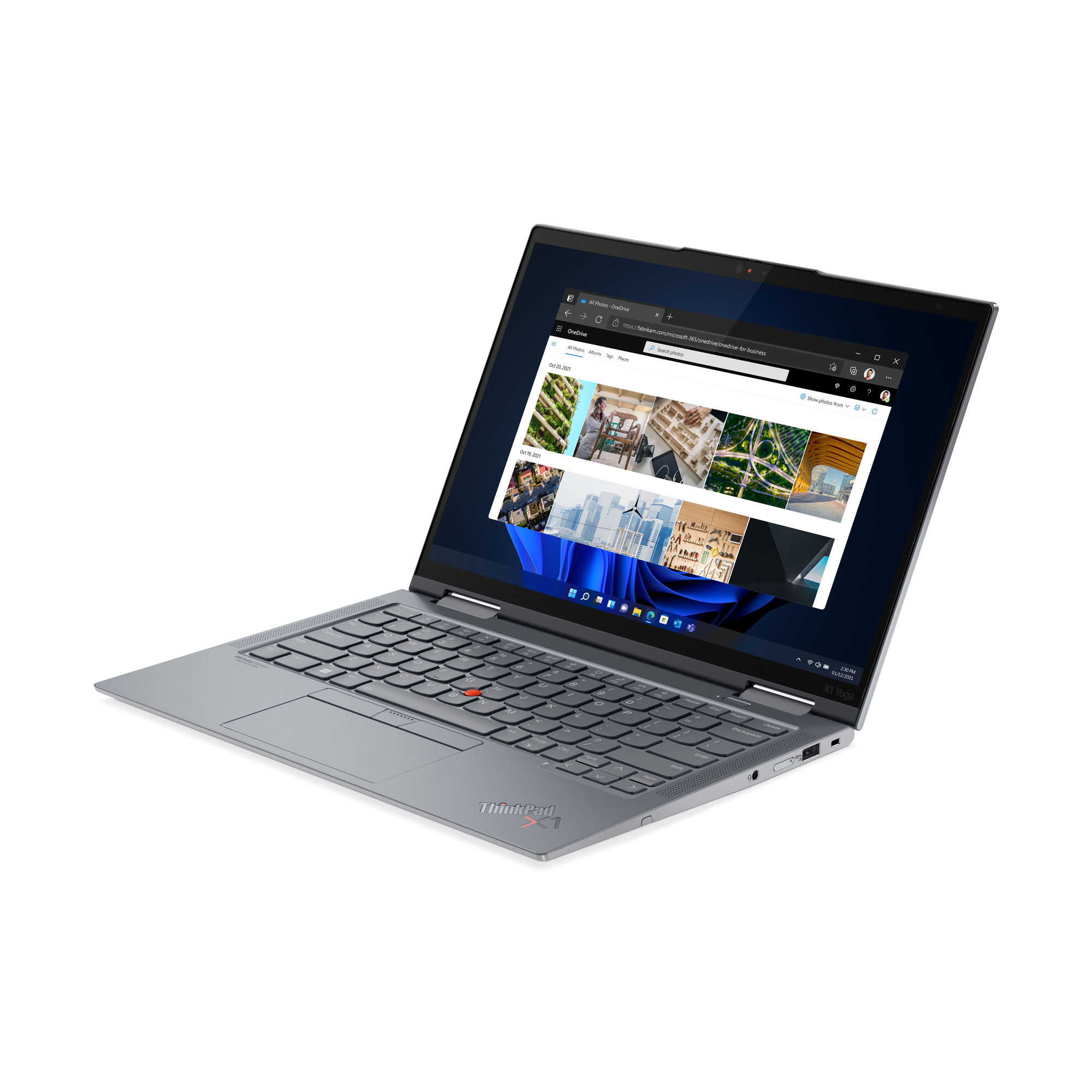 Laptop argentato su sfondo bianco, aperto su una pagina web. Tastiera, trackpad e schermo visibili.