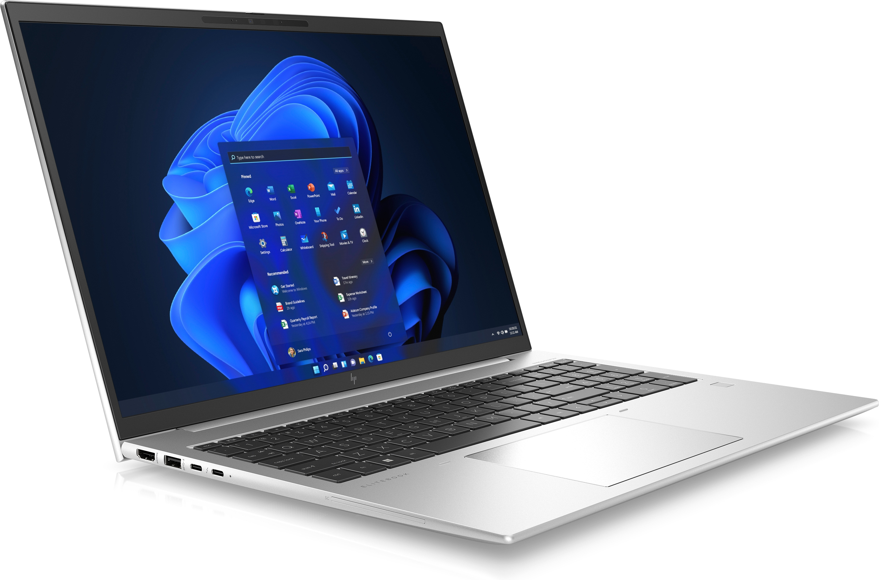Laptop argentato, aperto, che mostra l'interfaccia di Windows 11 e una tastiera.