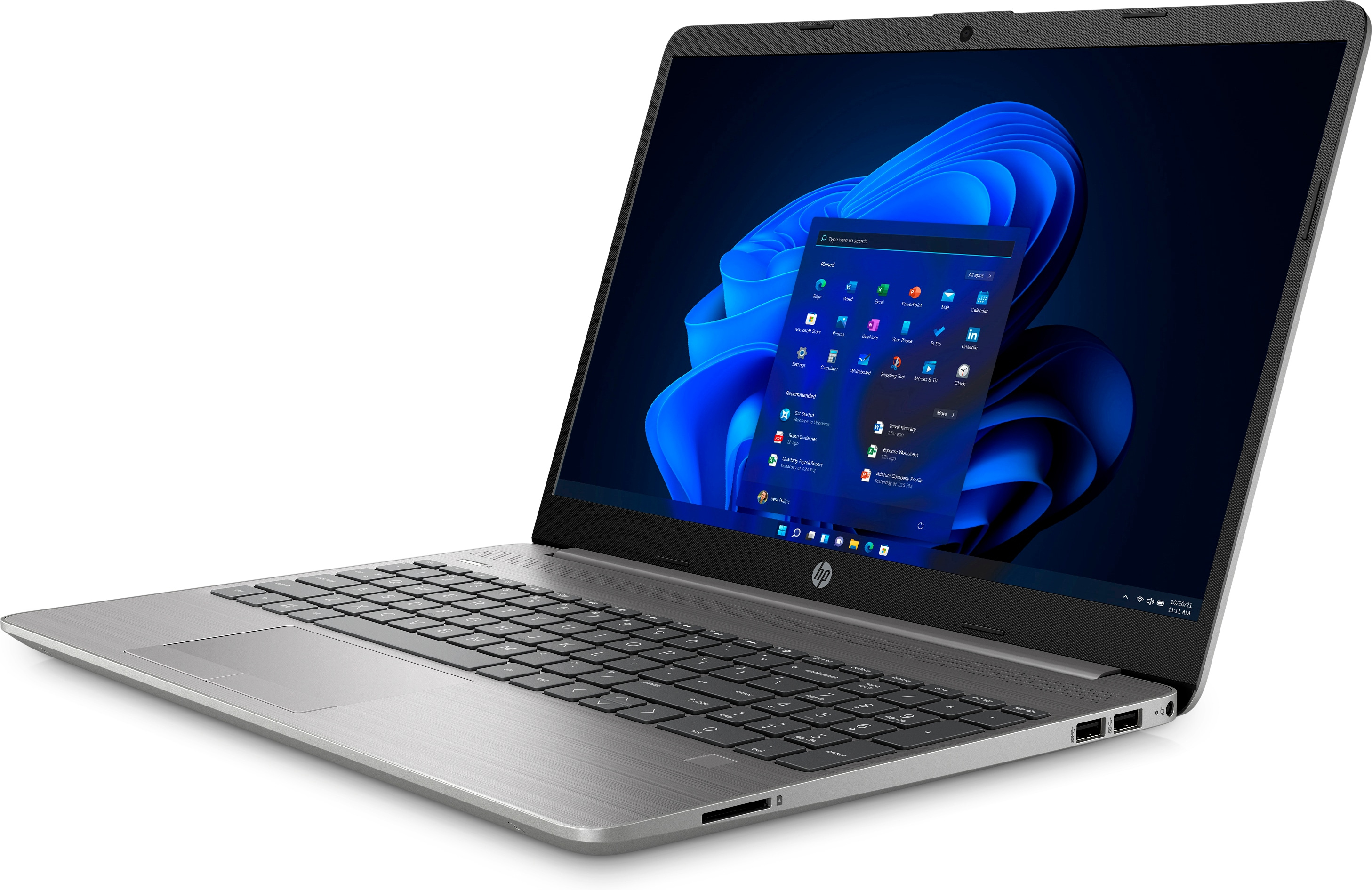 Laptop argentato con uno schermo che mostra l'interfaccia di Windows 11. Lo sfondo è blu scuro. Vista laterale.