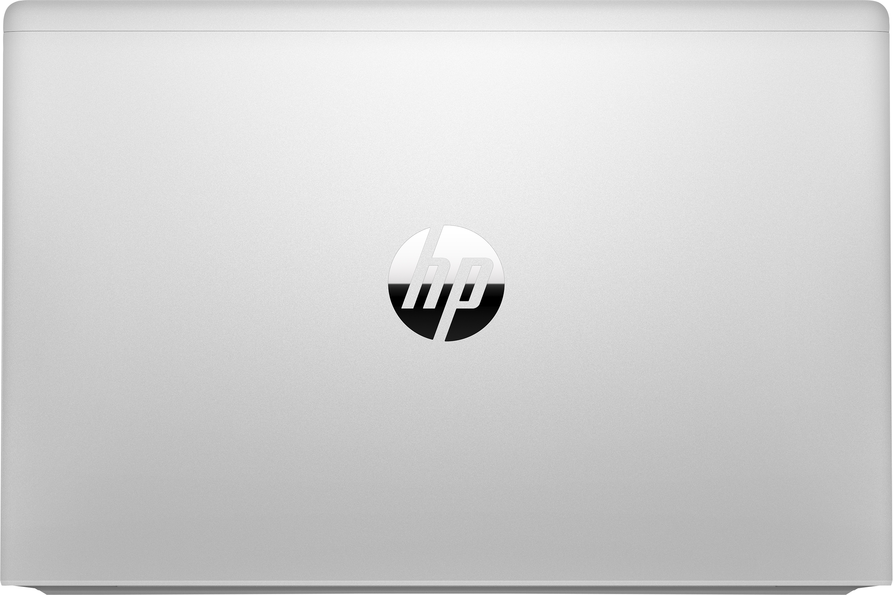De gesloten achterkant van een zilveren laptop, met een groot HP-logo in het midden.