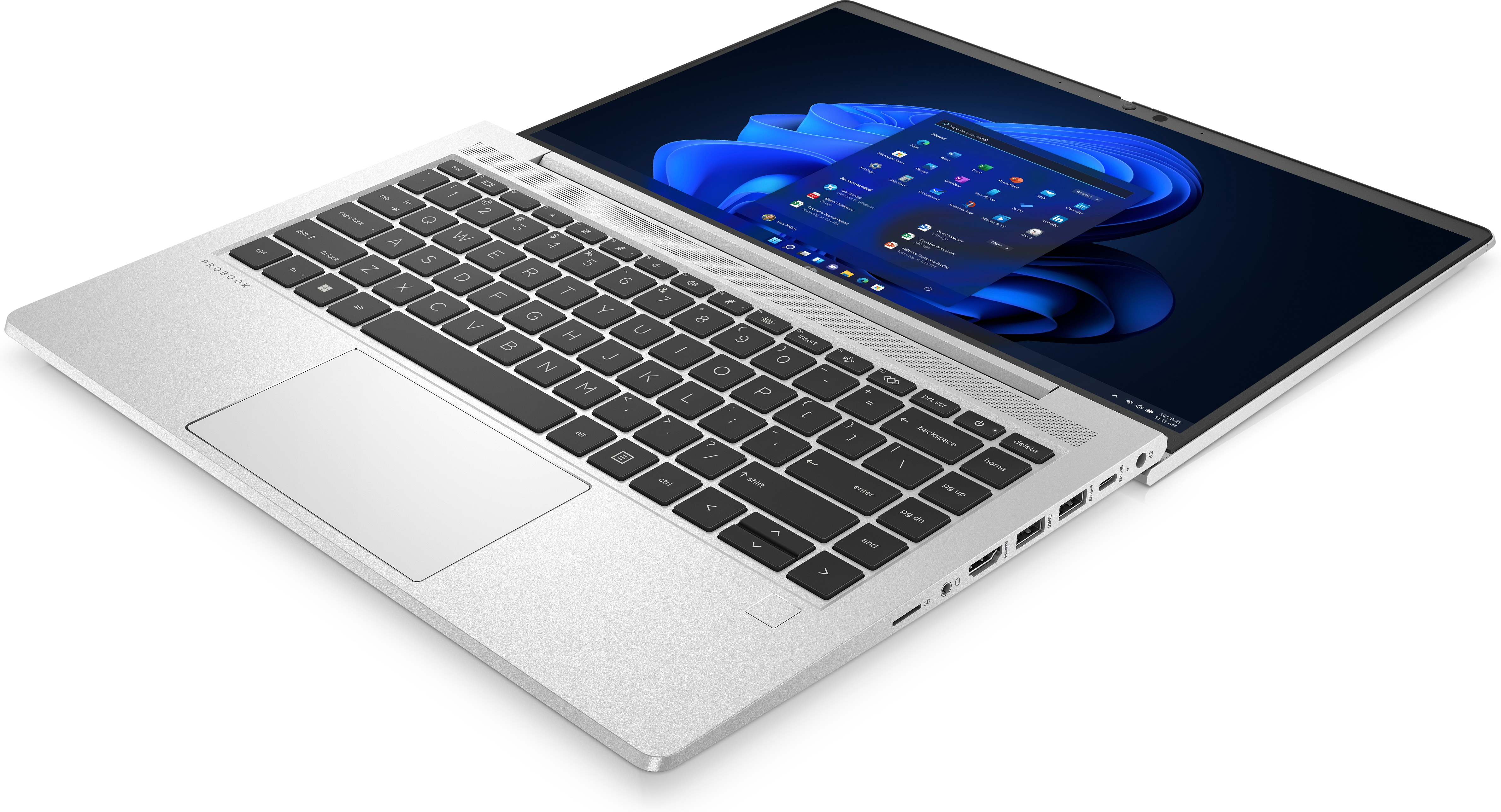 Laptop argentato, aperto ad angolo. Tastiera e trackpad visibili. Lo schermo mostra un menu Windows.