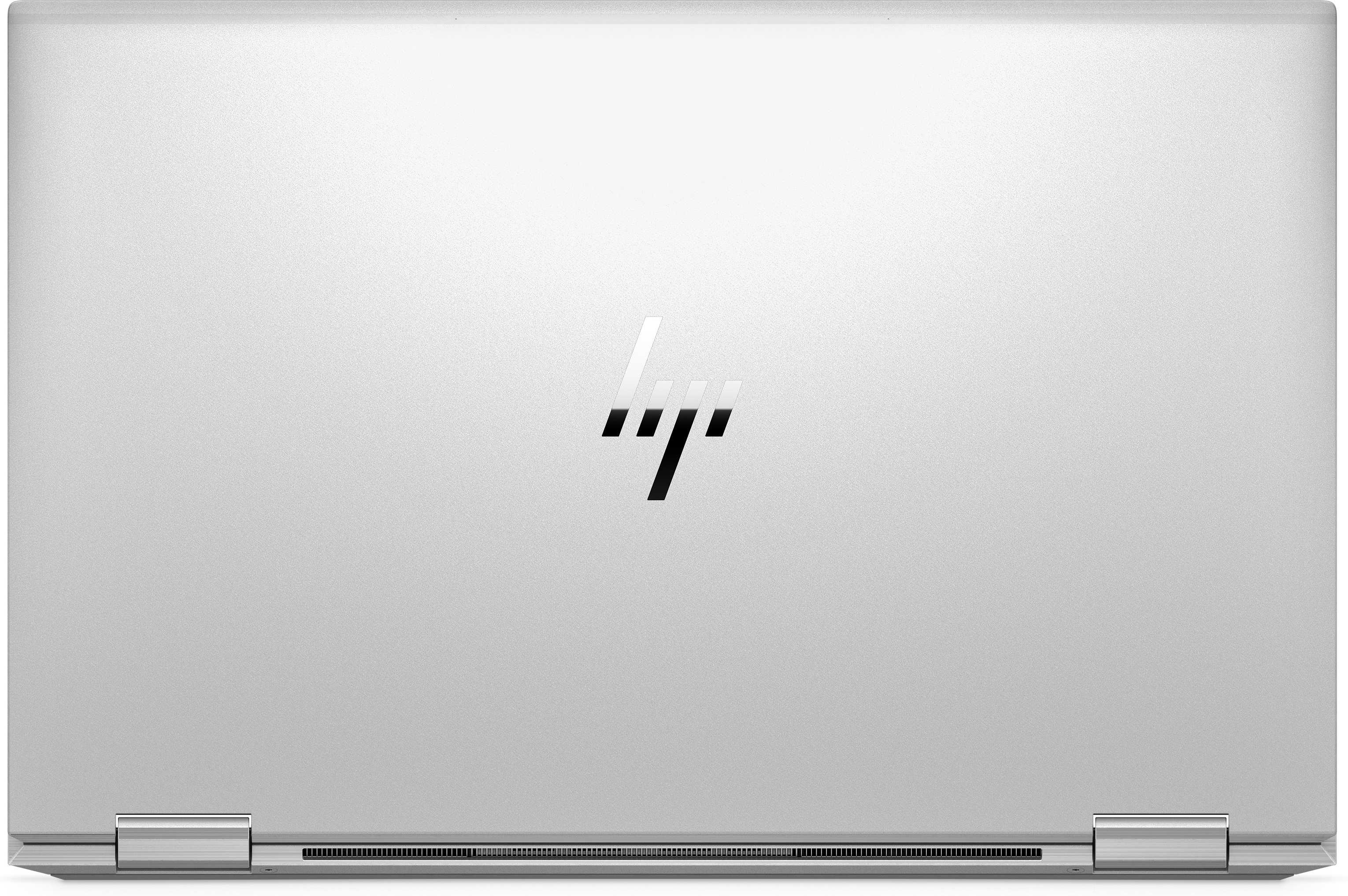 Rückseite eines silbernen Laptops. Das HP-Logo ist mittig. Scharniere unten.