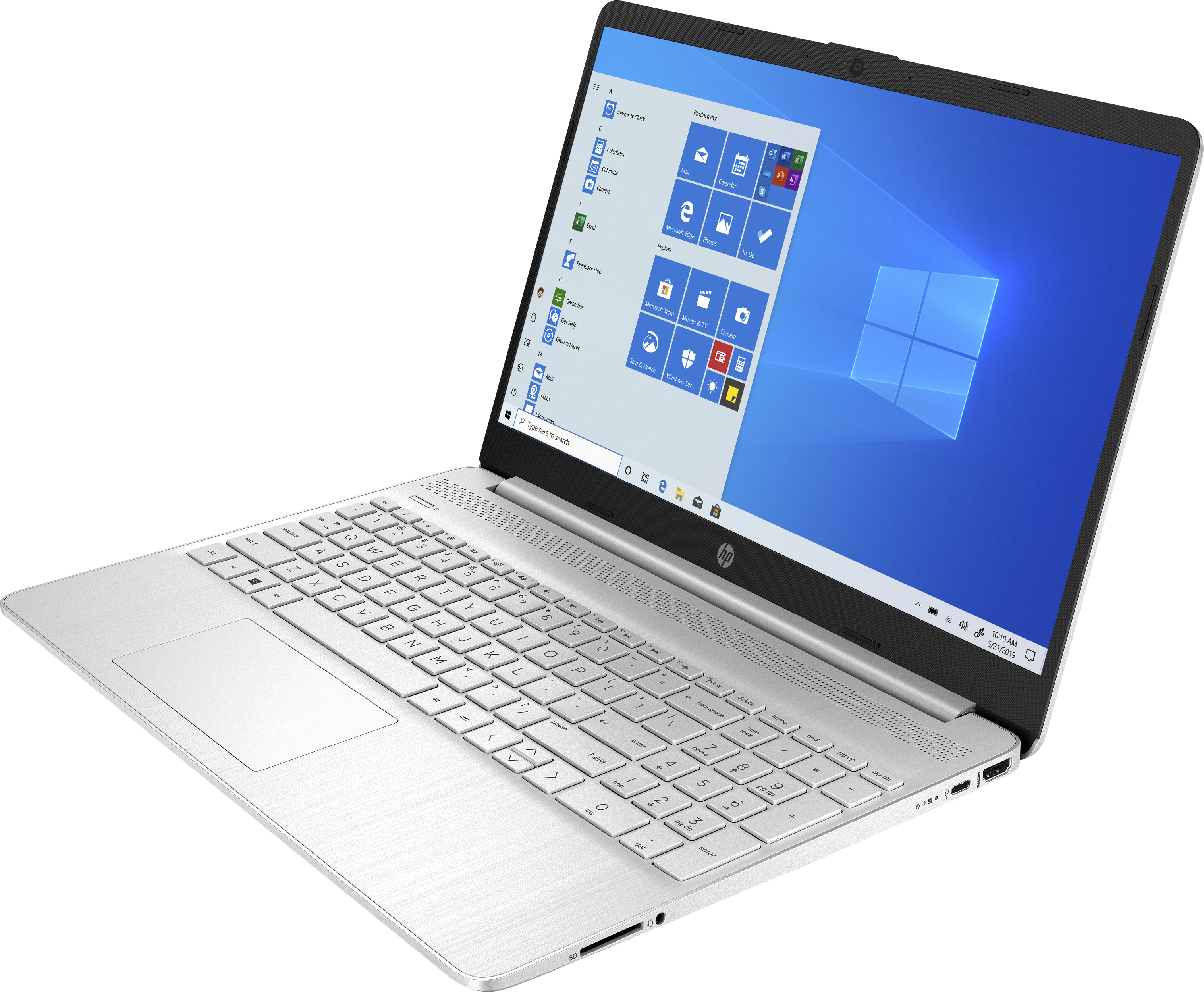 Un portátil plateado con teclado blanco sobre una superficie blanca.
