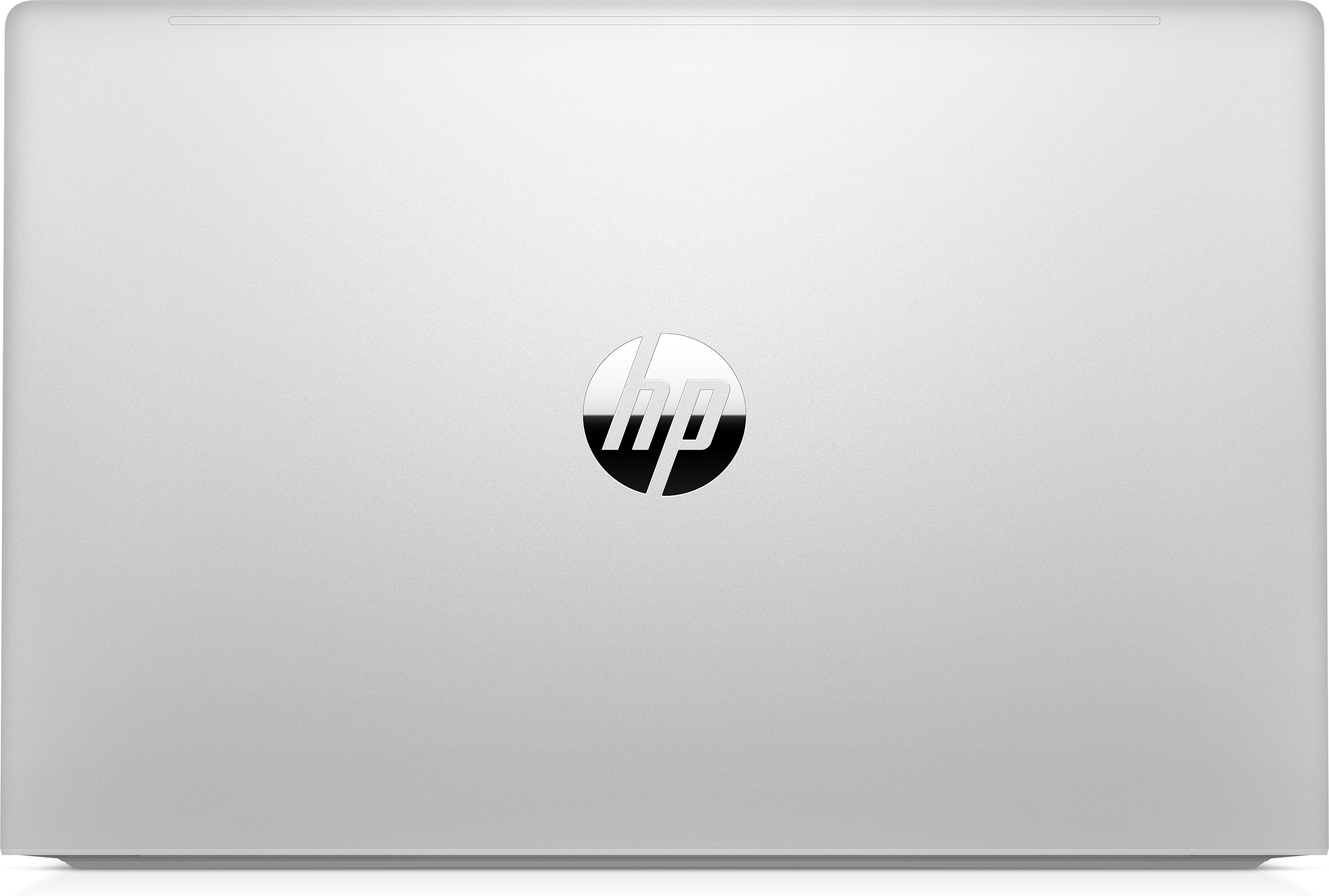 Silberner Laptop mit HP-Logo auf der Rückseite, auf weißem Hintergrund.
