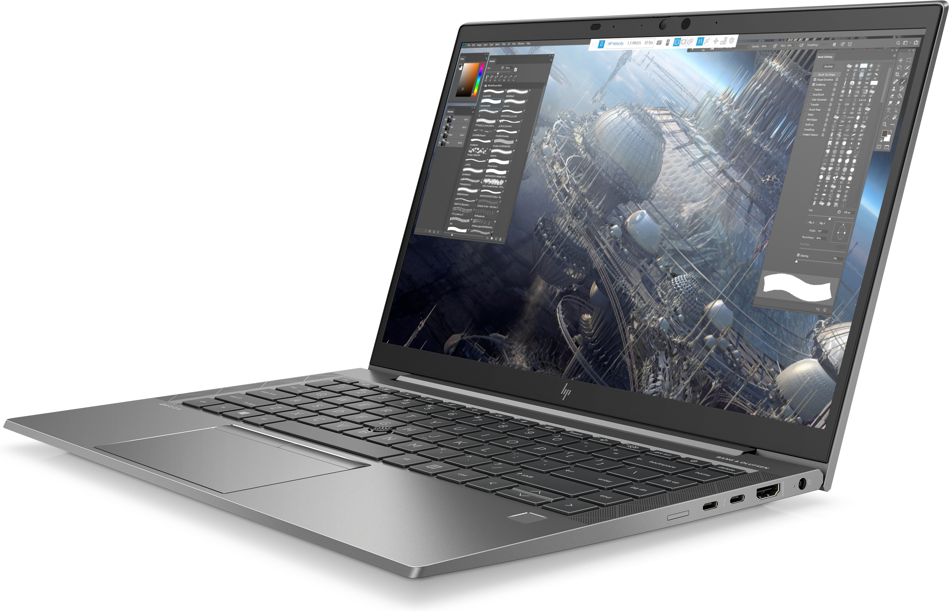 Een zilveren laptop met zwart toetsenbord, open, met een design interface op het scherm.