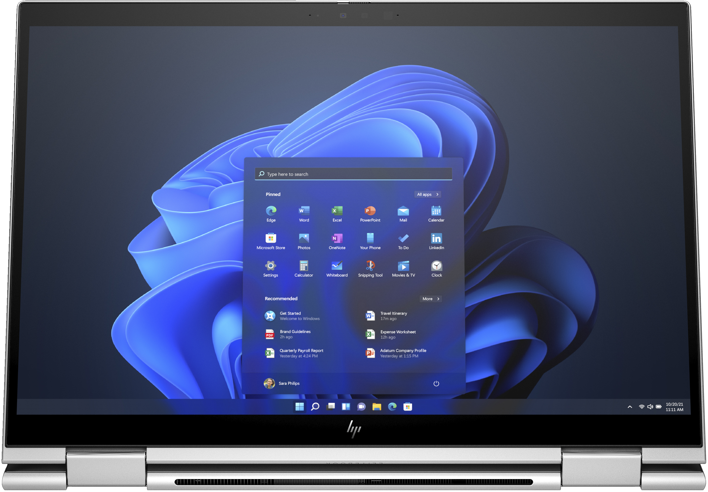 Laptop argentato, schermo aperto, che mostra l'interfaccia di Windows 11. Sfondo bianco.