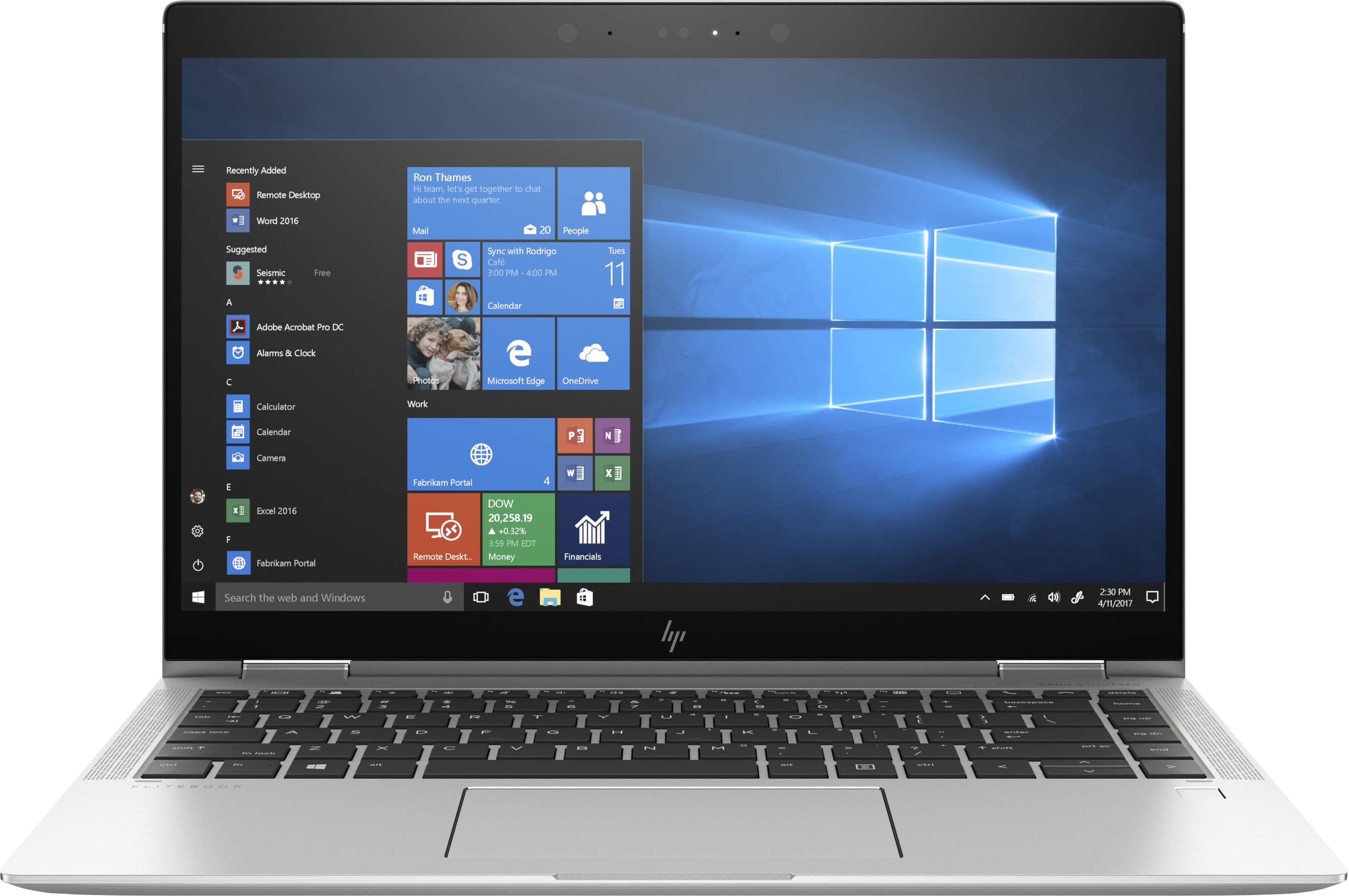 Un laptop argento che mostra il desktop di Windows. Il laptop è aperto e su una superficie bianca.